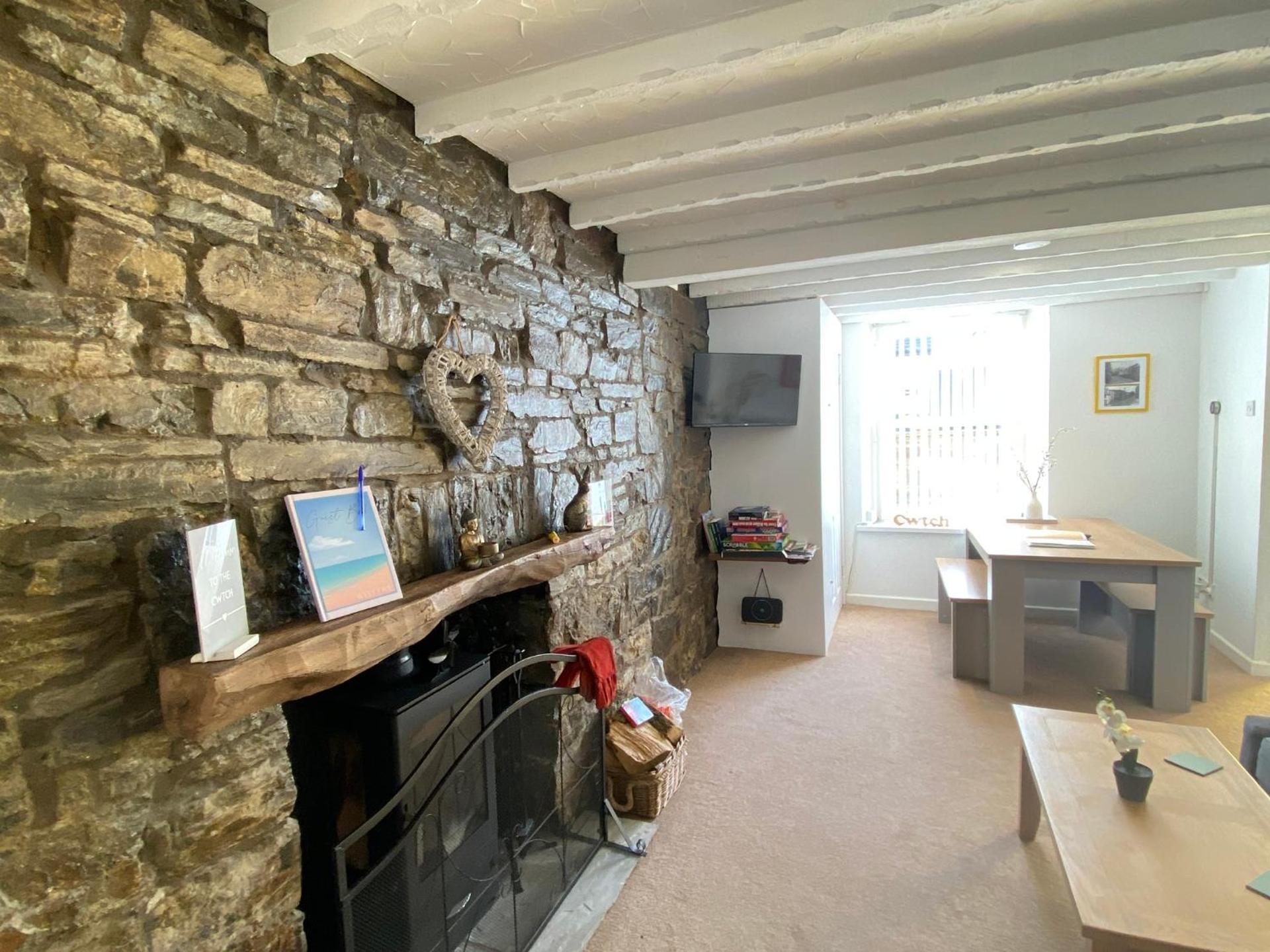 The Cwtch, Log Fire, Sleeps 6, Nr Zip World, Brecon and Bike Park Wales