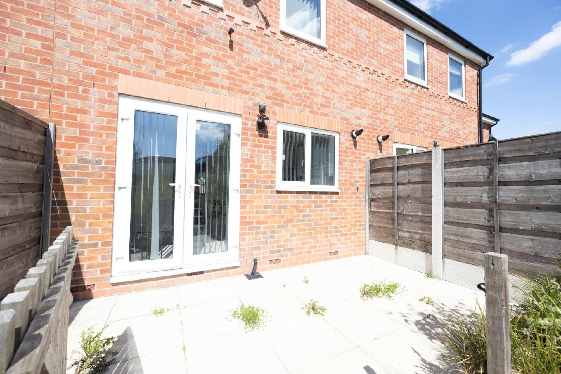 Contemporary 3 Bedroom Home with Garden & Parking