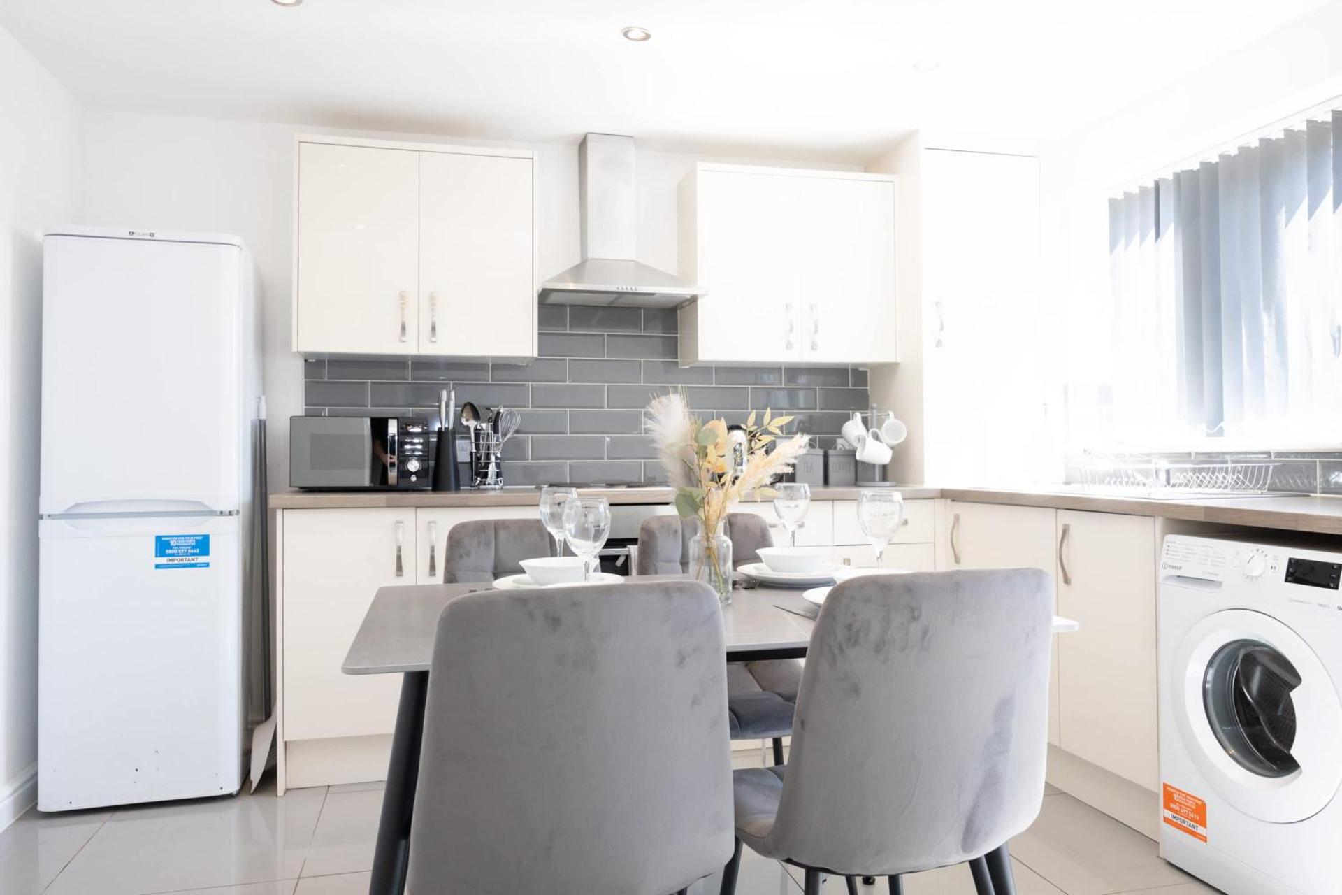 Contemporary 3 Bedroom Home with Garden & Parking