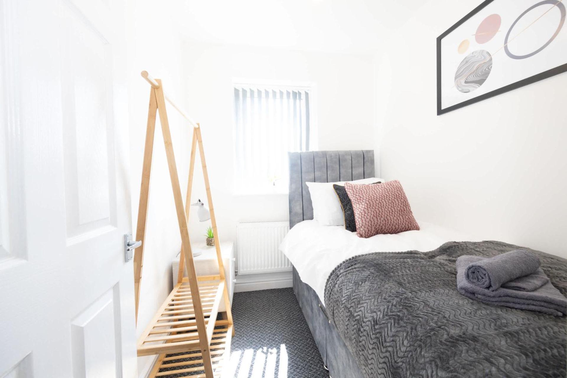 Contemporary 3 Bedroom Home with Garden & Parking