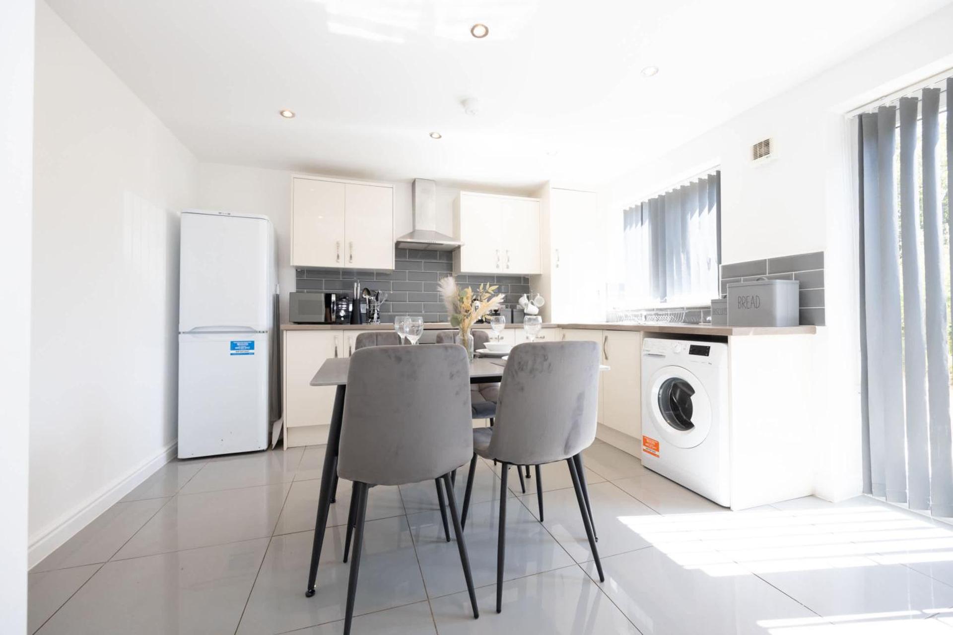 Contemporary 3 Bedroom Home with Garden & Parking