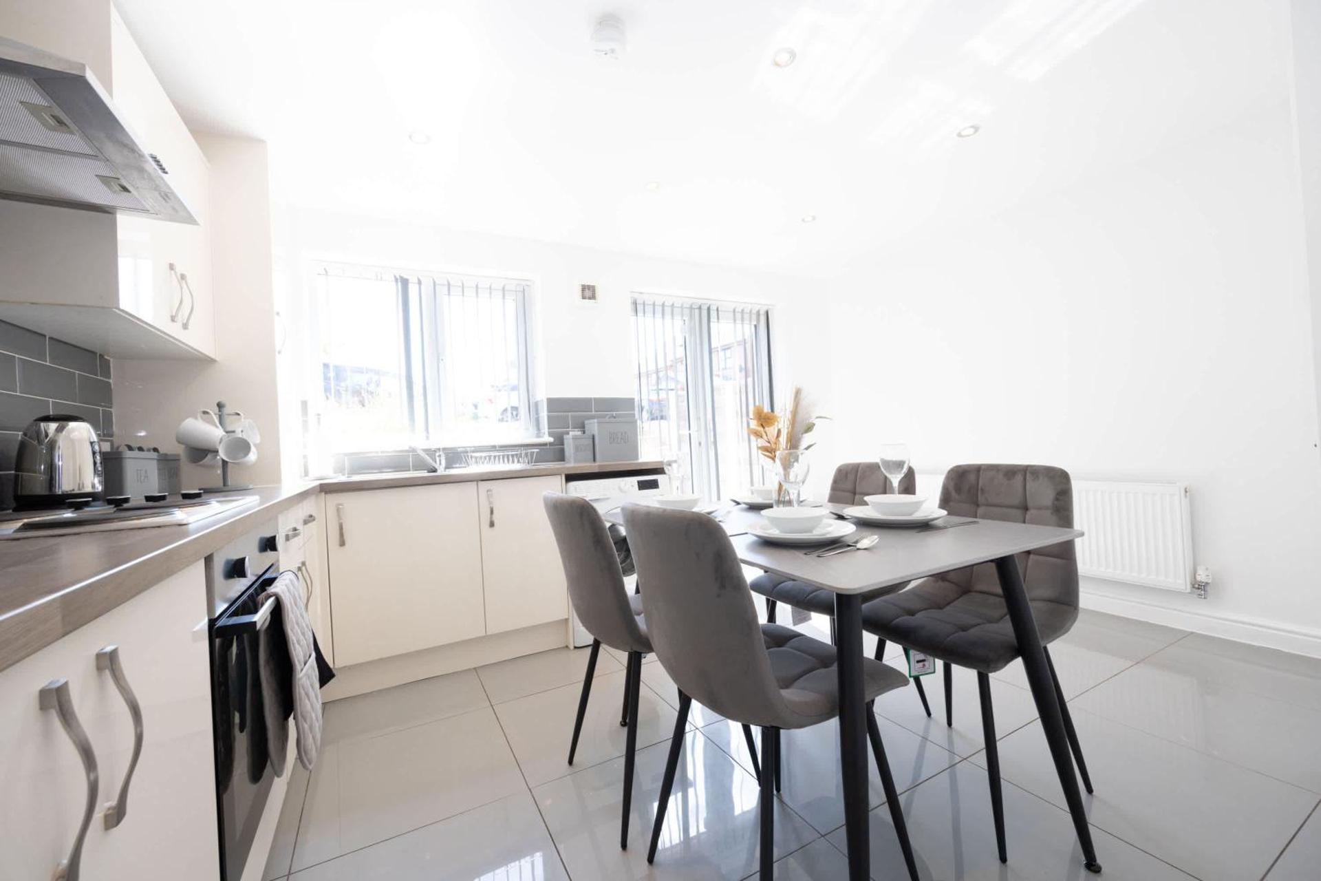 Contemporary 3 Bedroom Home with Garden & Parking