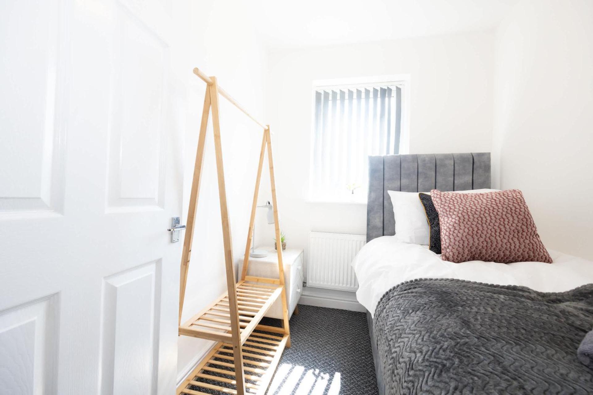 Contemporary 3 Bedroom Home with Garden & Parking