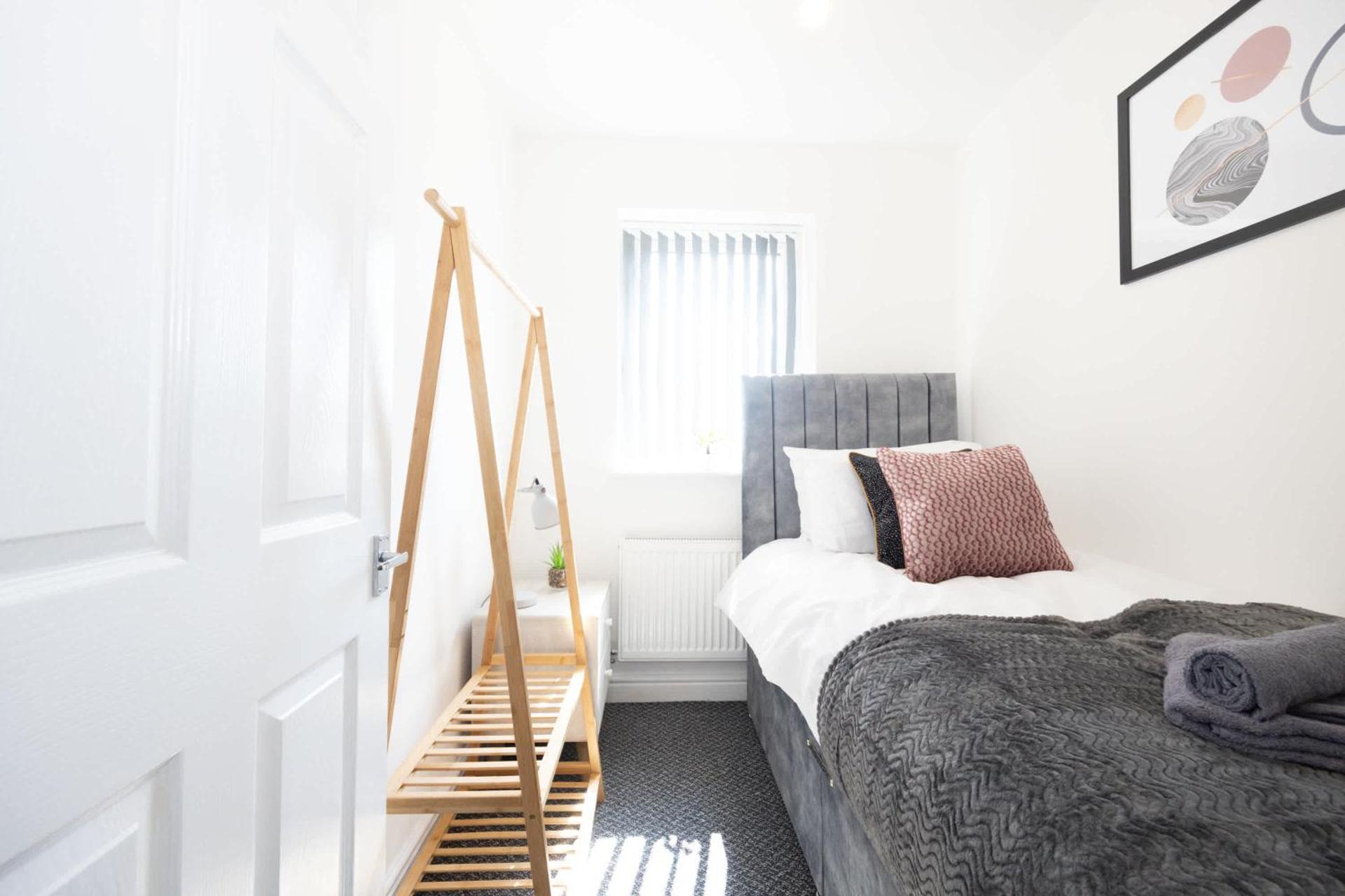 Contemporary 3 Bedroom Home with Garden & Parking