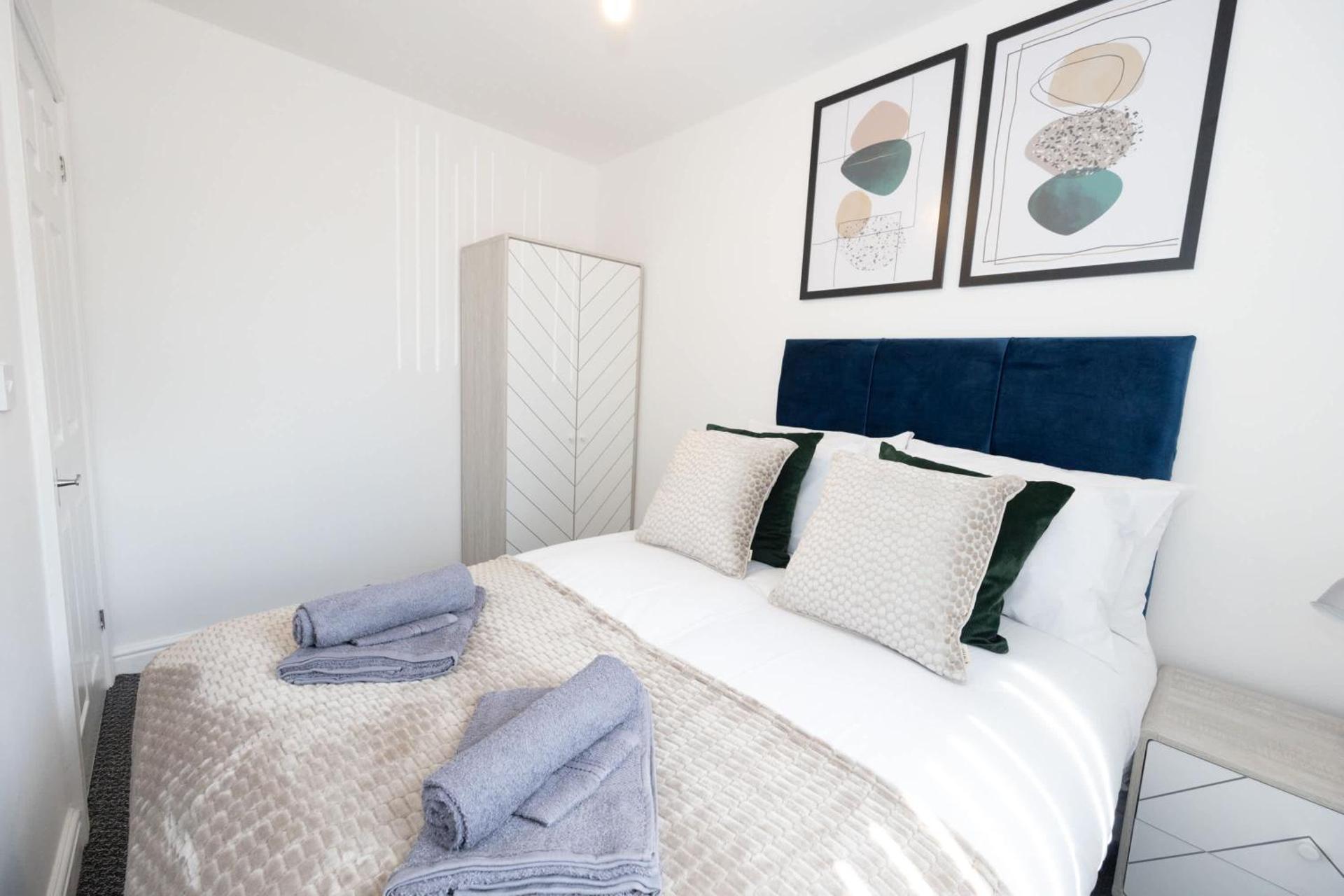 Contemporary 3 Bedroom Home with Garden & Parking