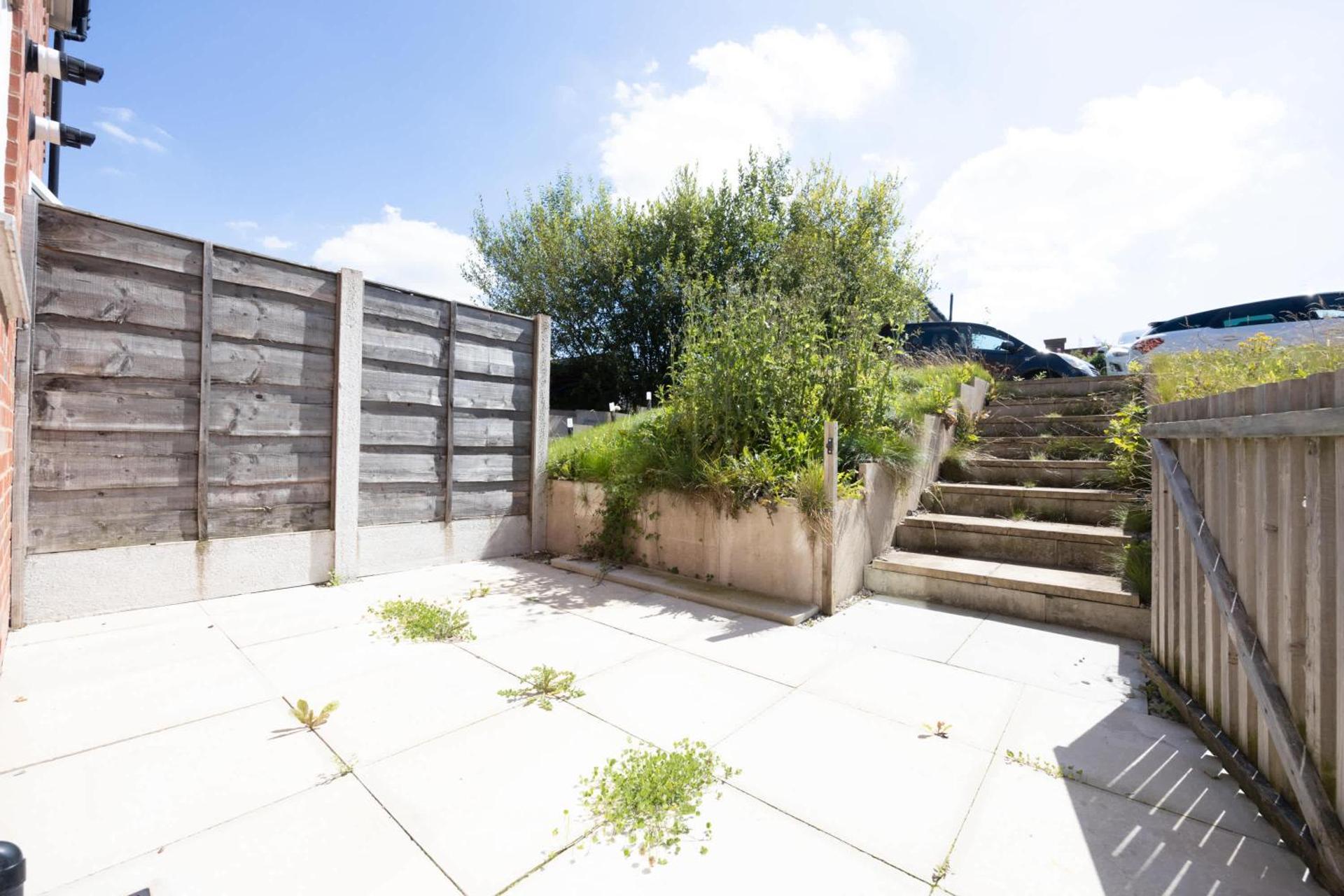 Contemporary 3 Bedroom Home with Garden & Parking