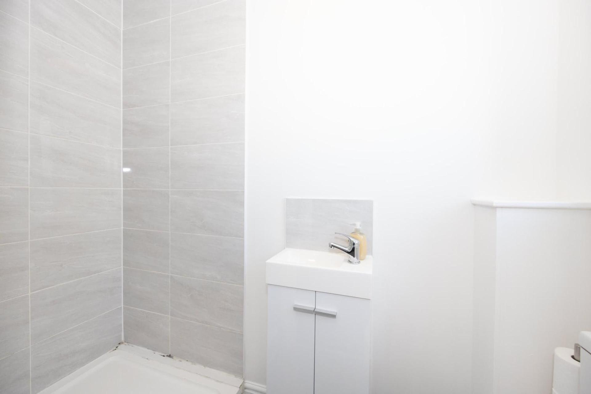 Contemporary 3 Bedroom Home with Garden & Parking