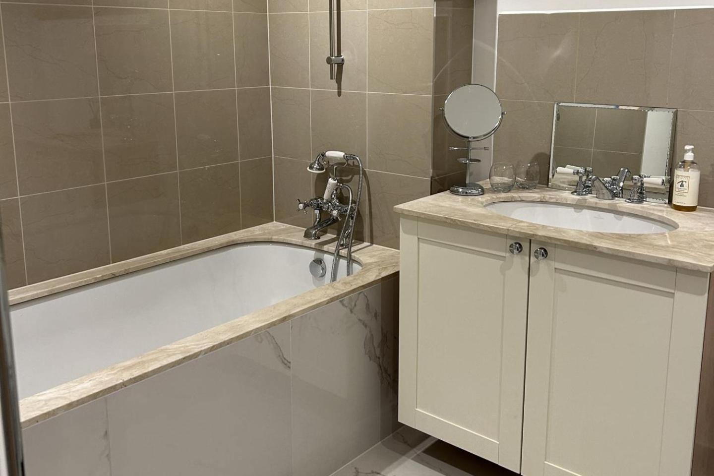 3 Bed Cottage - Sleeps 6 - Pets - Parking - Wifi