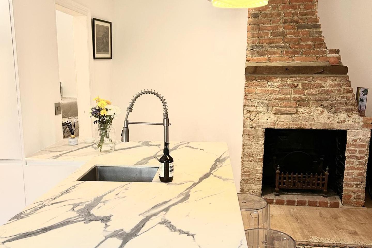 3 Bed Cottage - Sleeps 6 - Pets - Parking - Wifi