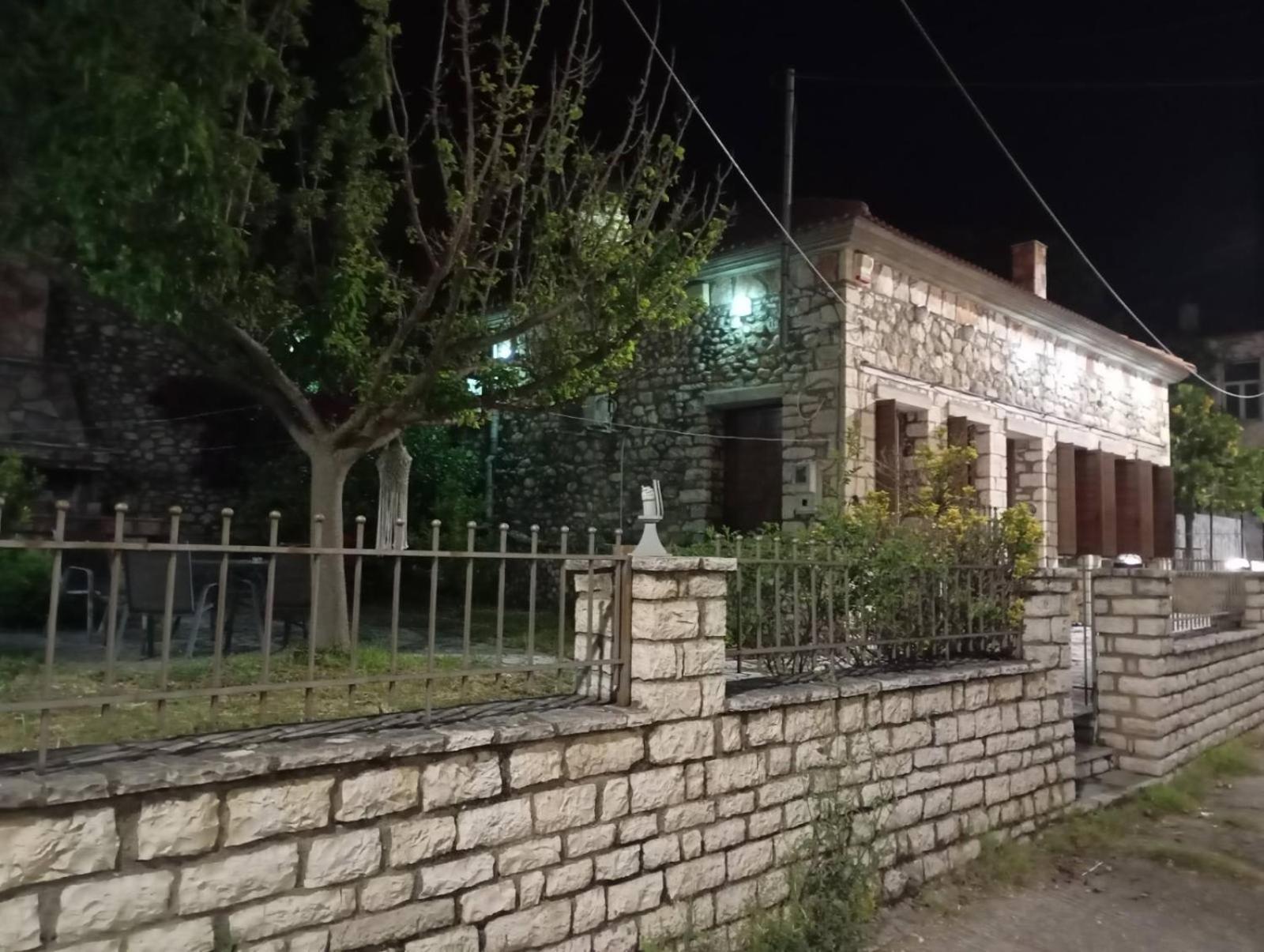 Αρχωντικα στην Τρiχονιδα