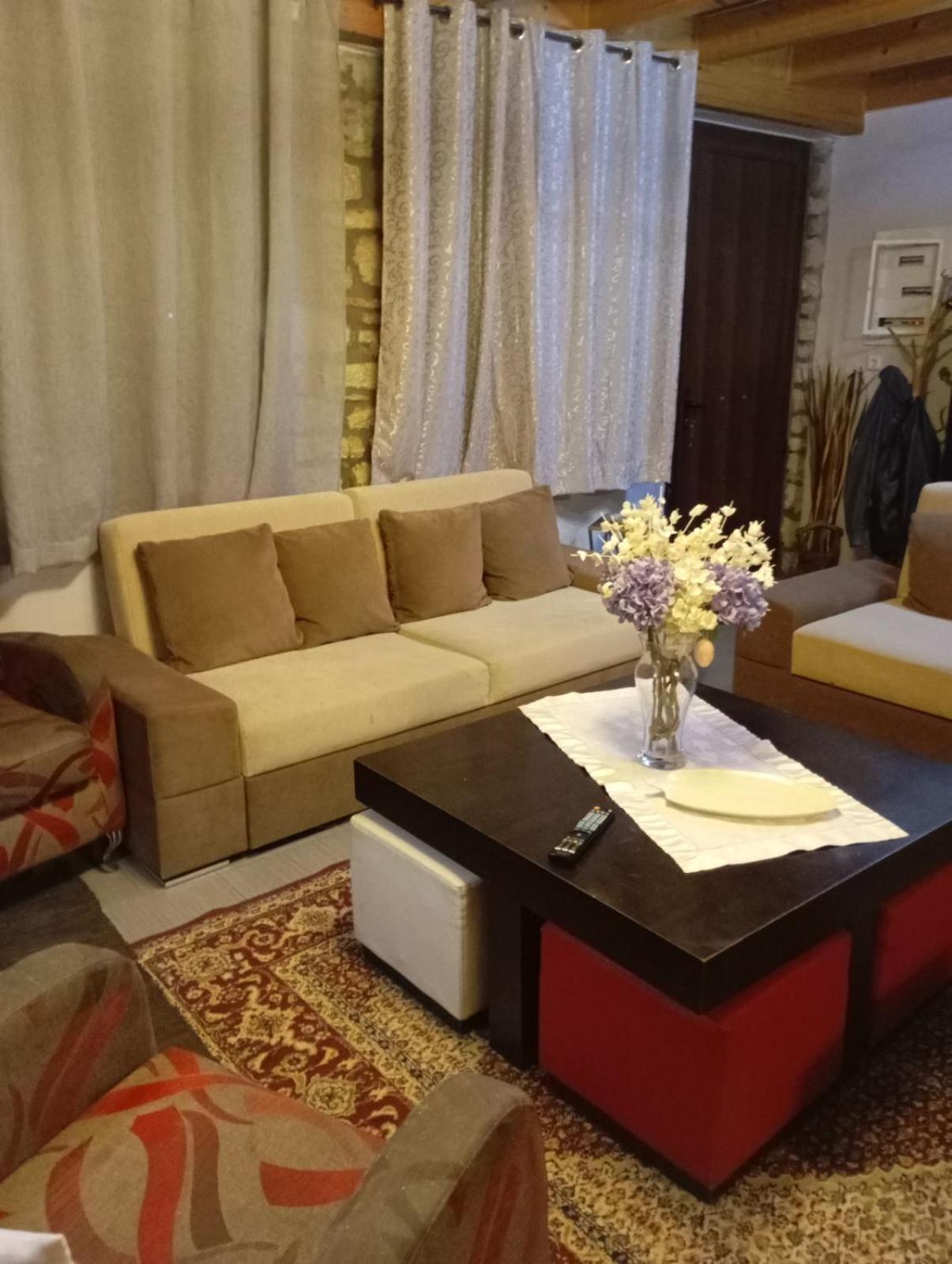 Αρχωντικα στην Τρiχονιδα