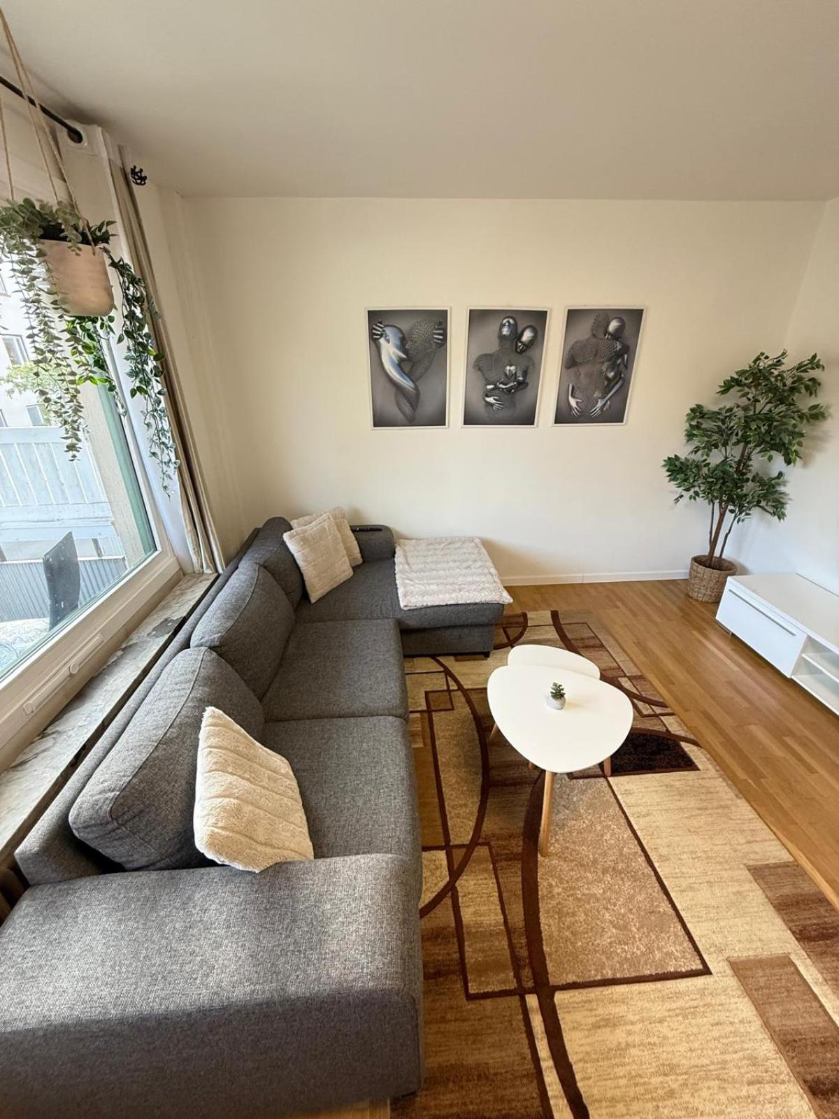 Spacious apartment near the subway