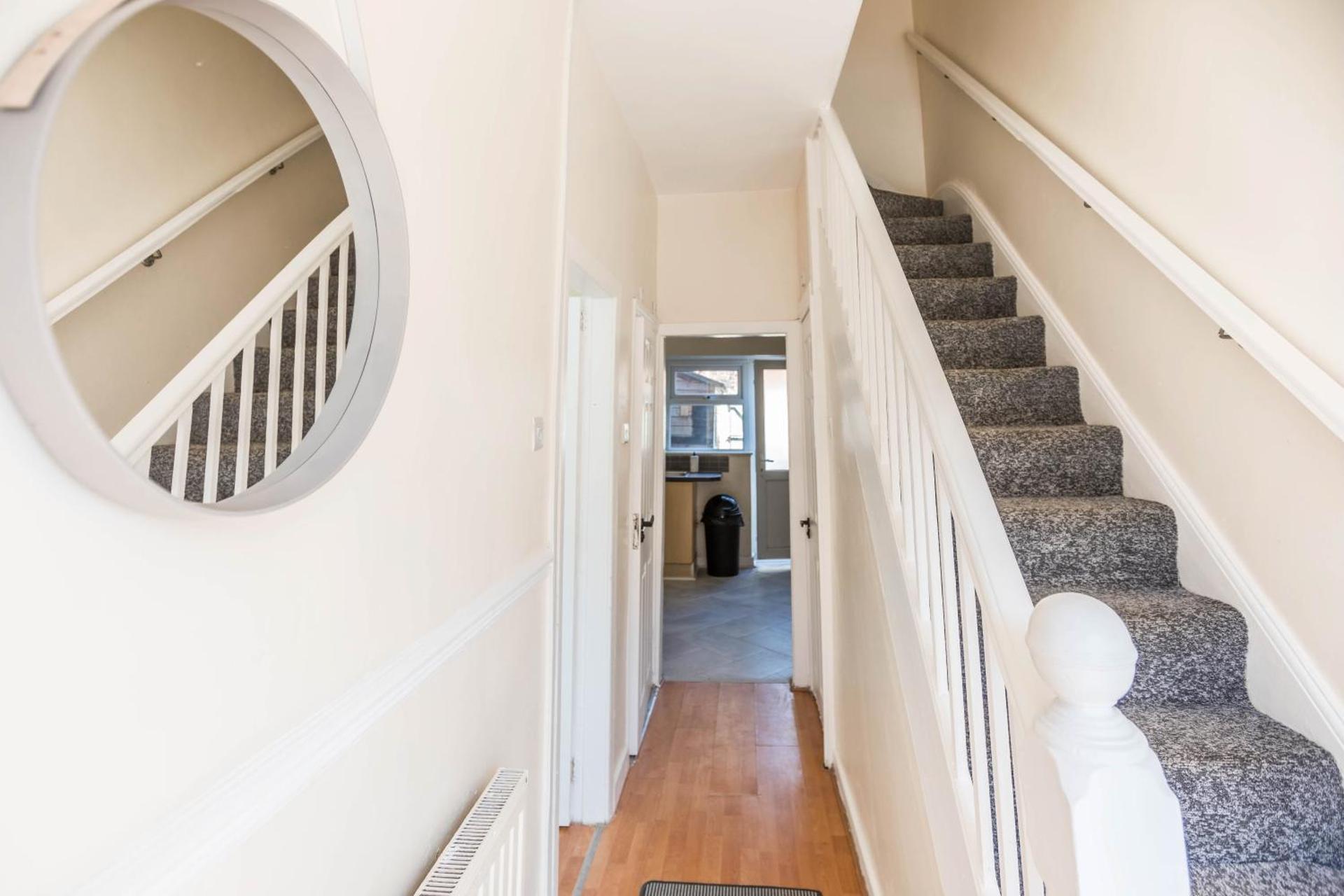 Free Parking, 4 Bed, 2 Bath House, Long Term Stay Savings, Contractors, Near Anfield