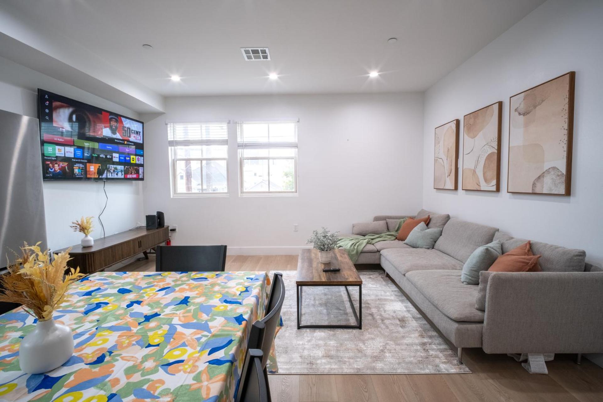 Stylish Private Room by Downtown LA with Private Parking