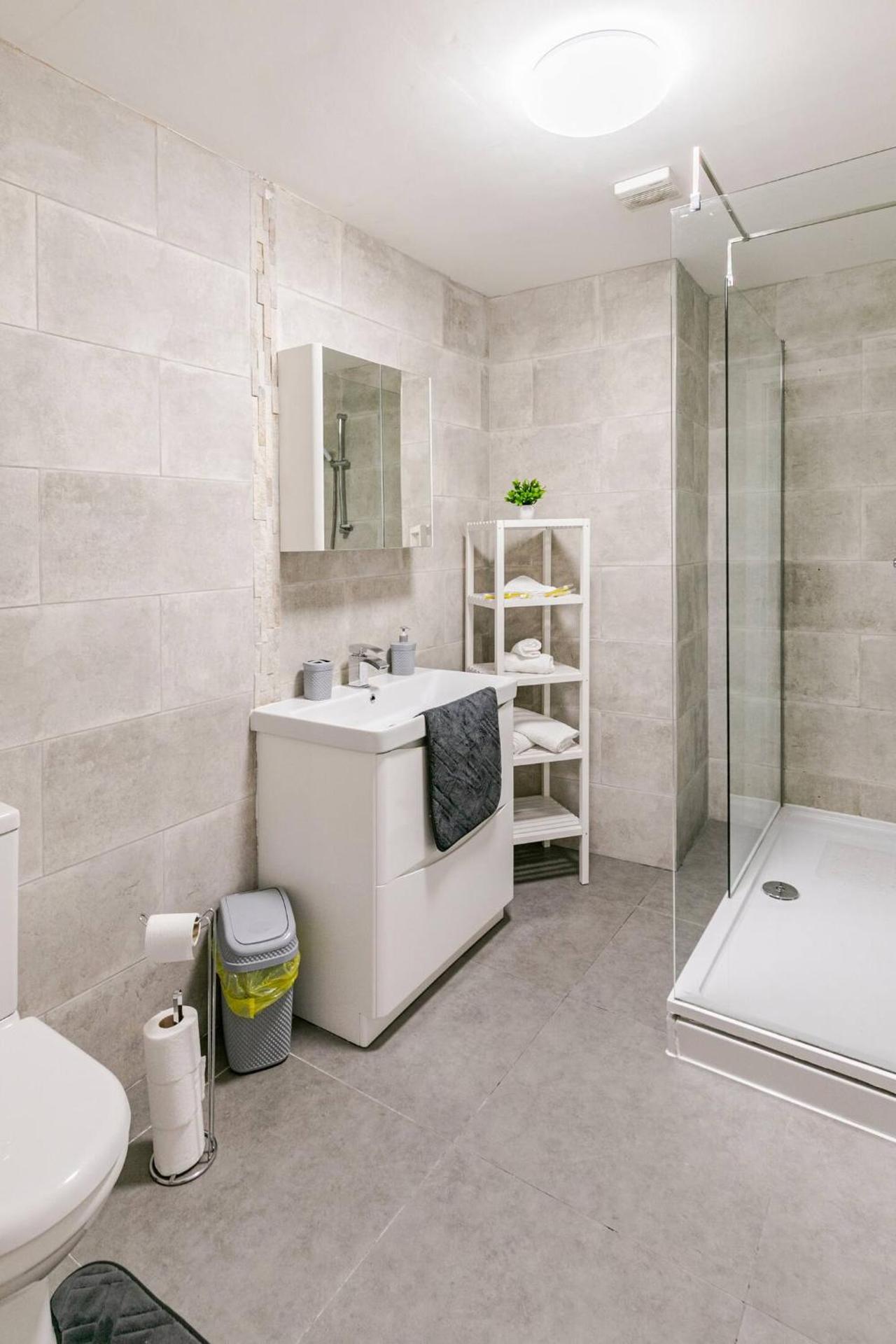 New Modern and Spacious 2BR In The Heart of Burnley with Free Private Parking