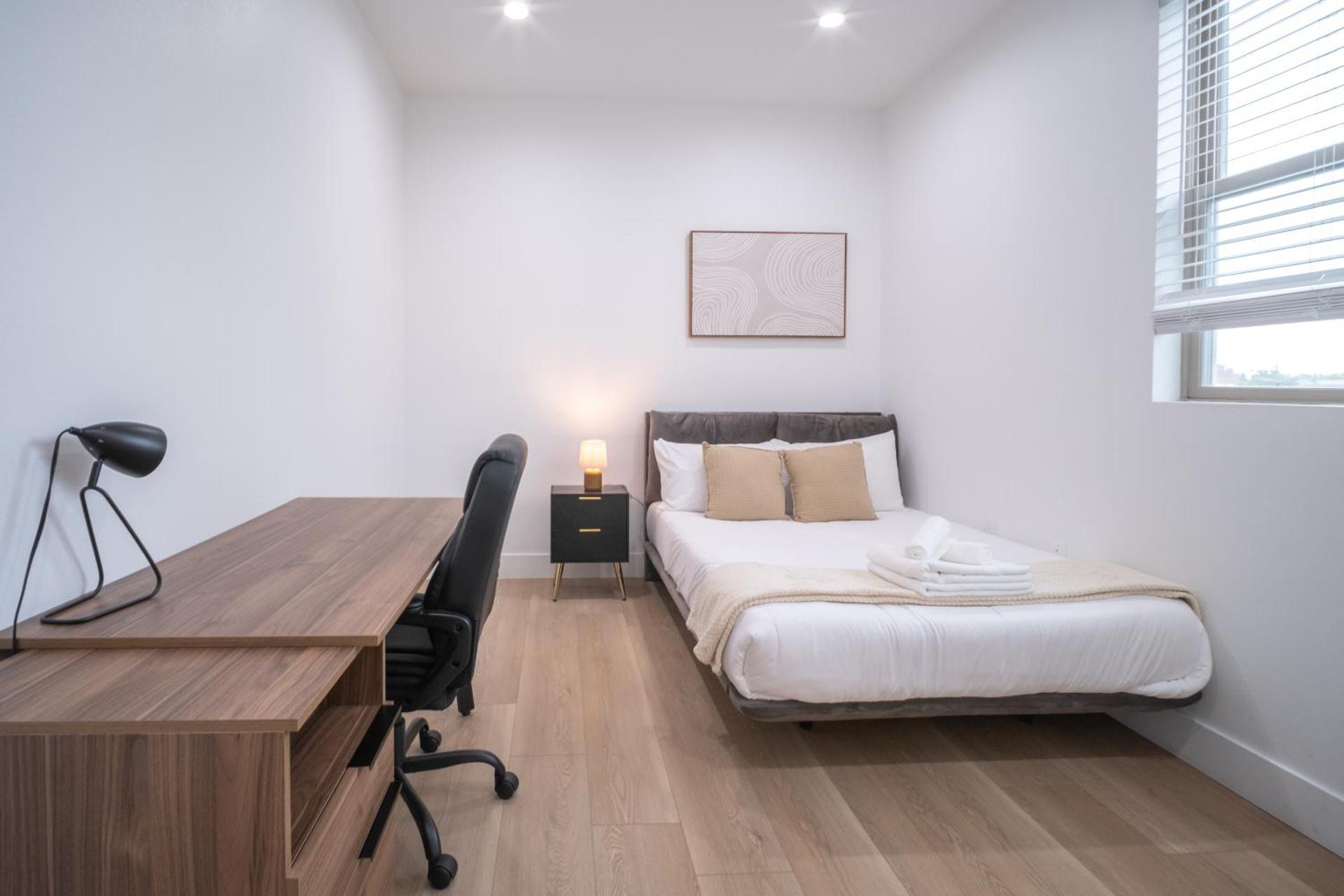 Stylish Private Room by Downtown LA with Private Parking