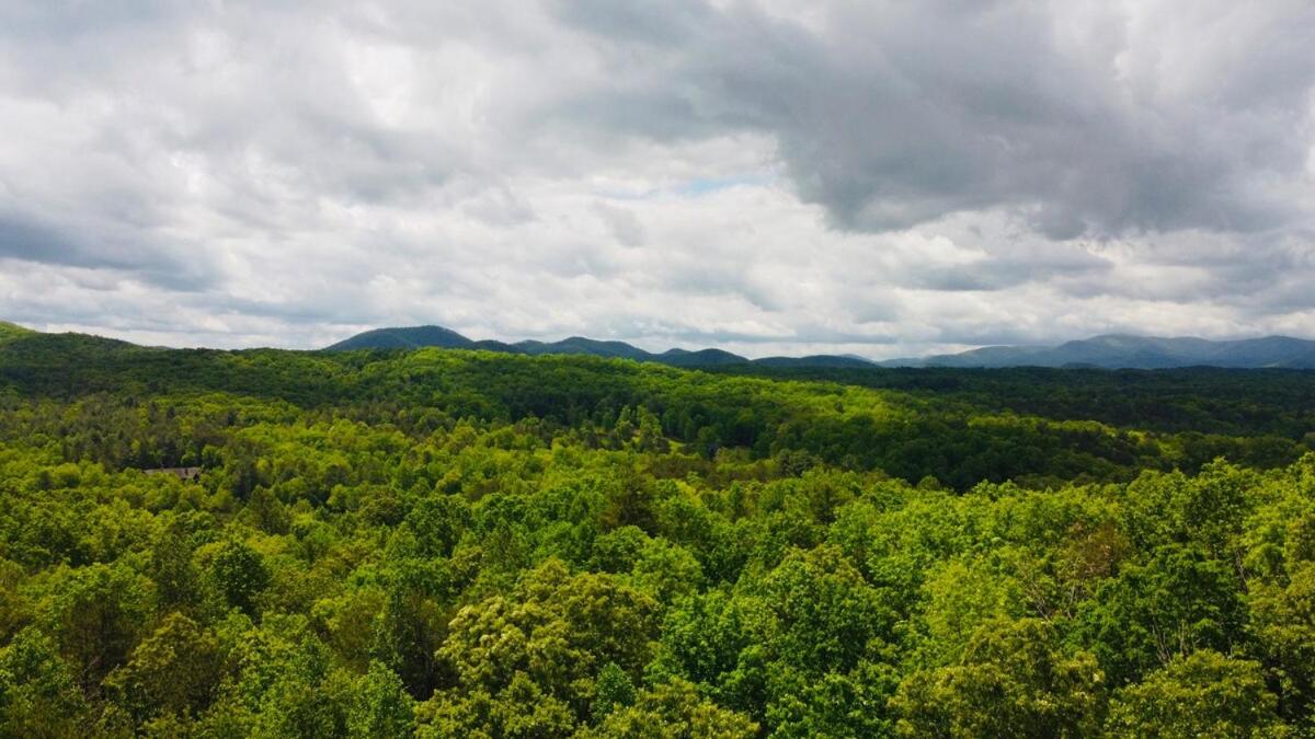 Above Expectations-New Exterior-Sleeps 8-Hot Tub-Games Galore-Nature