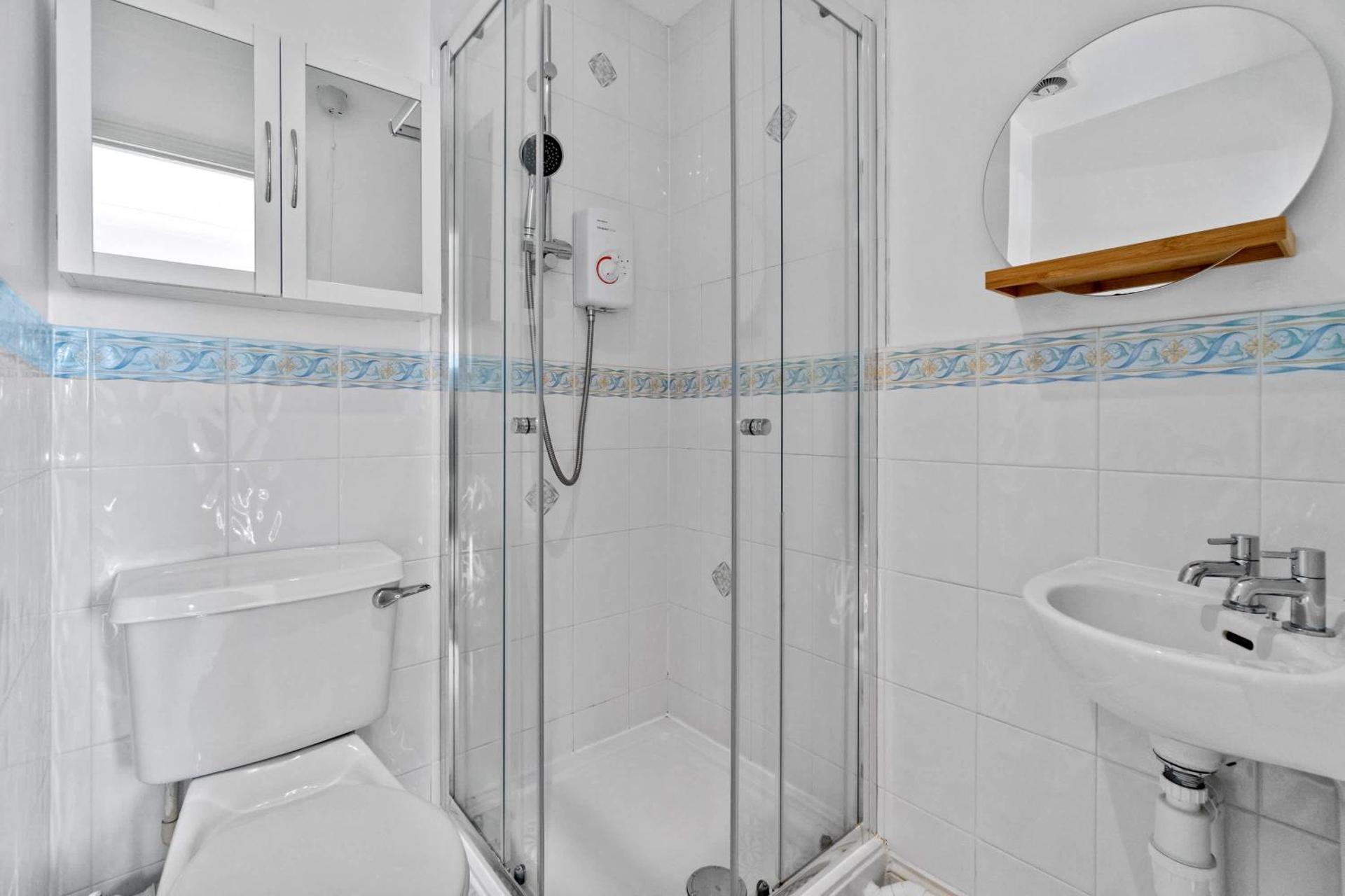 Bright & Spacious 3 Bedroom Home in Central Exeter