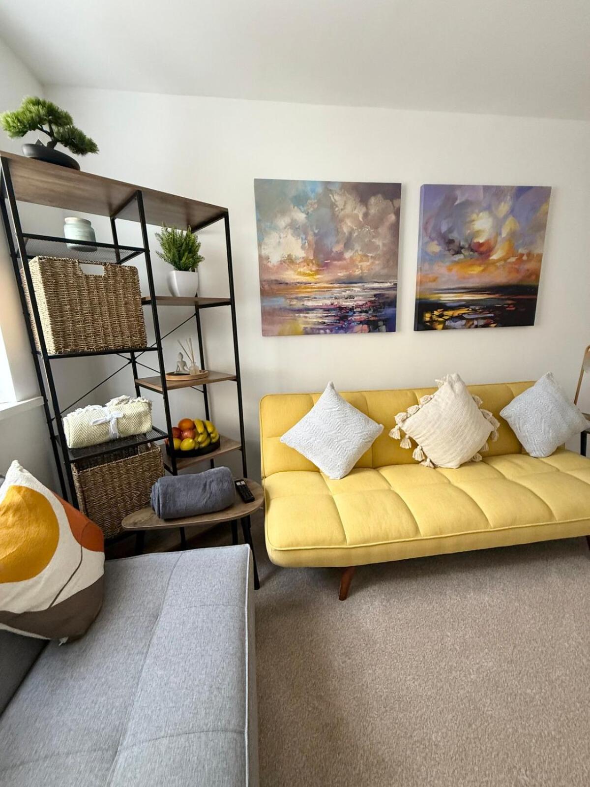 Lovely 2 Bed End Terrace - Private Parking - Garden