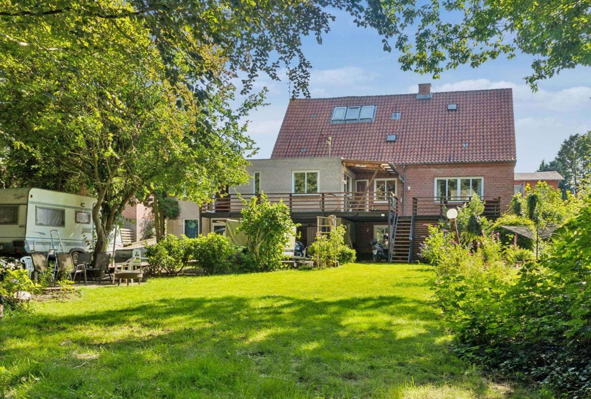 Lovely Town Apartment - Sleeps 5 Parking & Garden