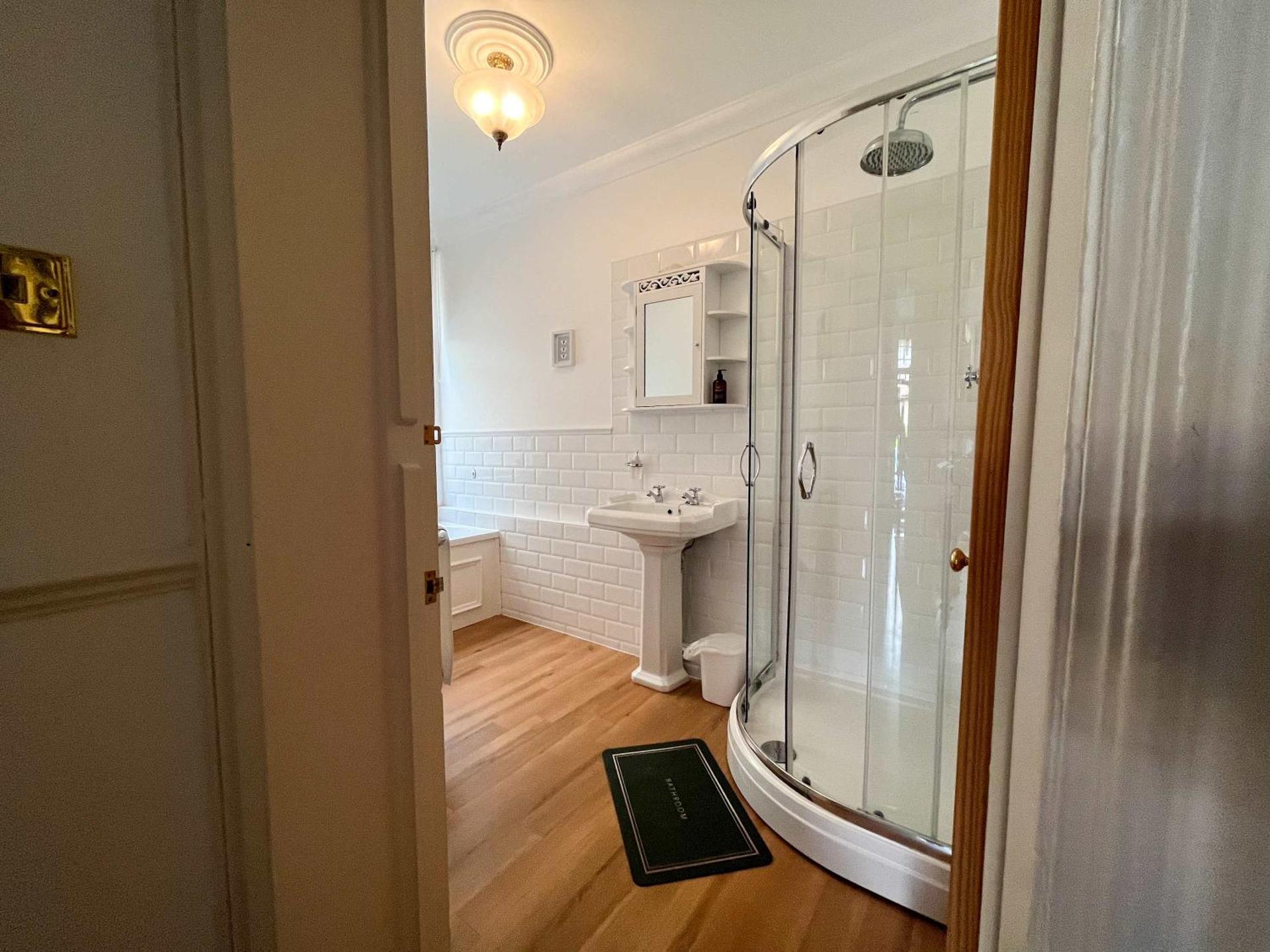 Luxury 1 Bedroom Apartment in Southend w Parking