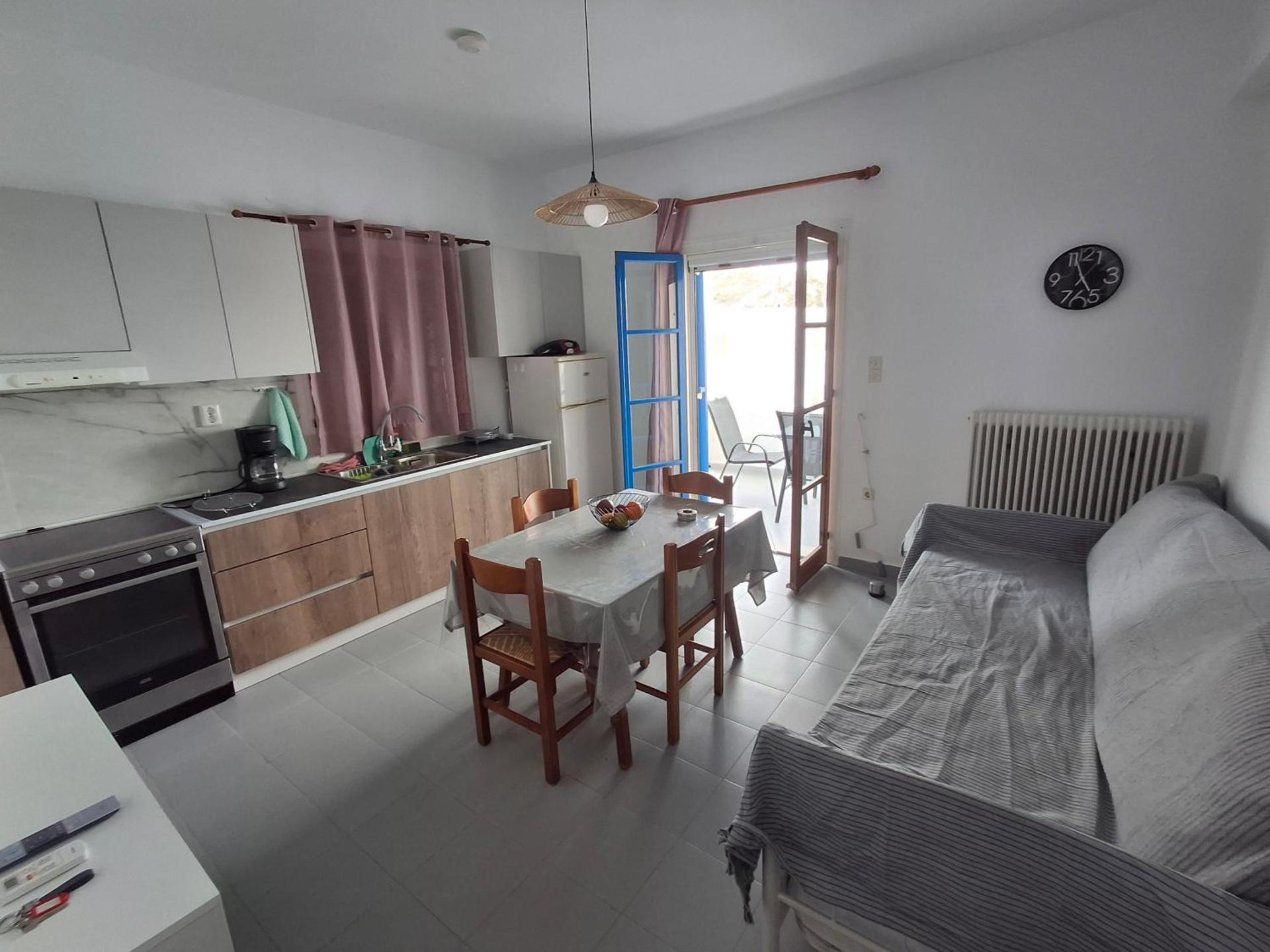 Με θέα τον όρμο της Βάρης