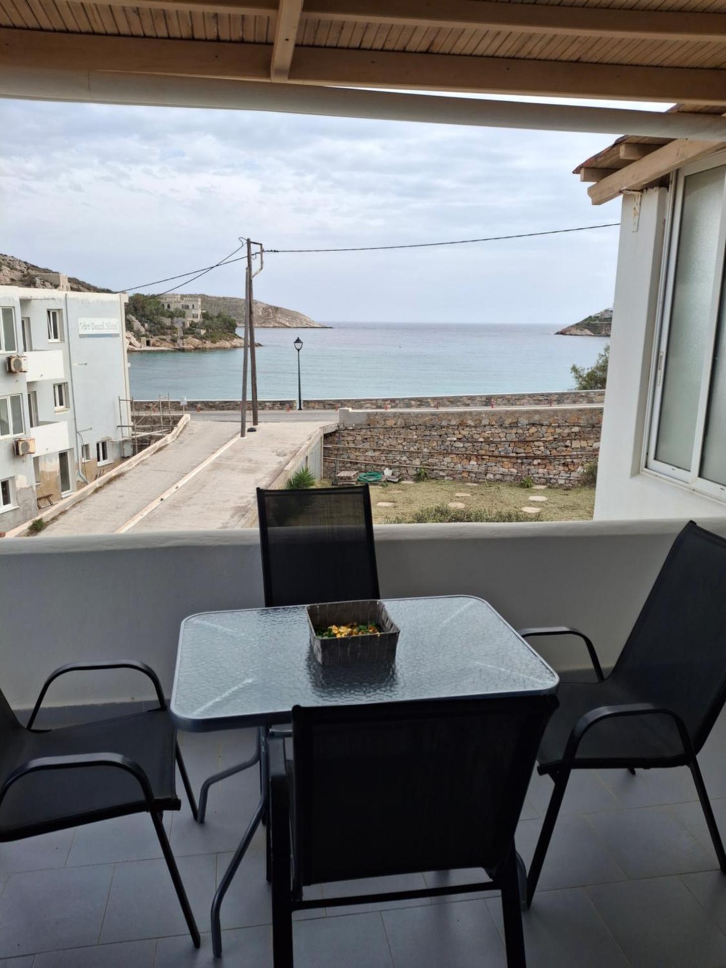 Με θέα τον όρμο της Βάρης