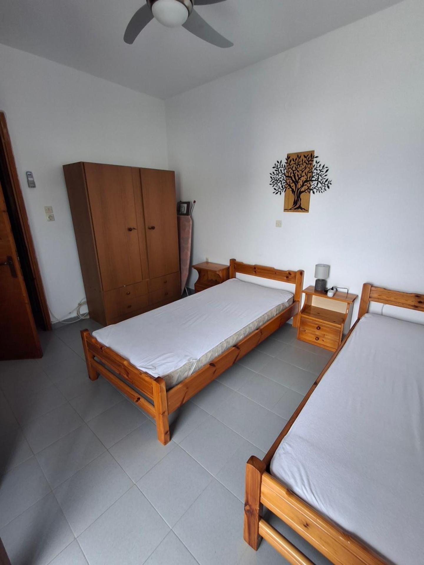 Με θέα τον όρμο της Βάρης