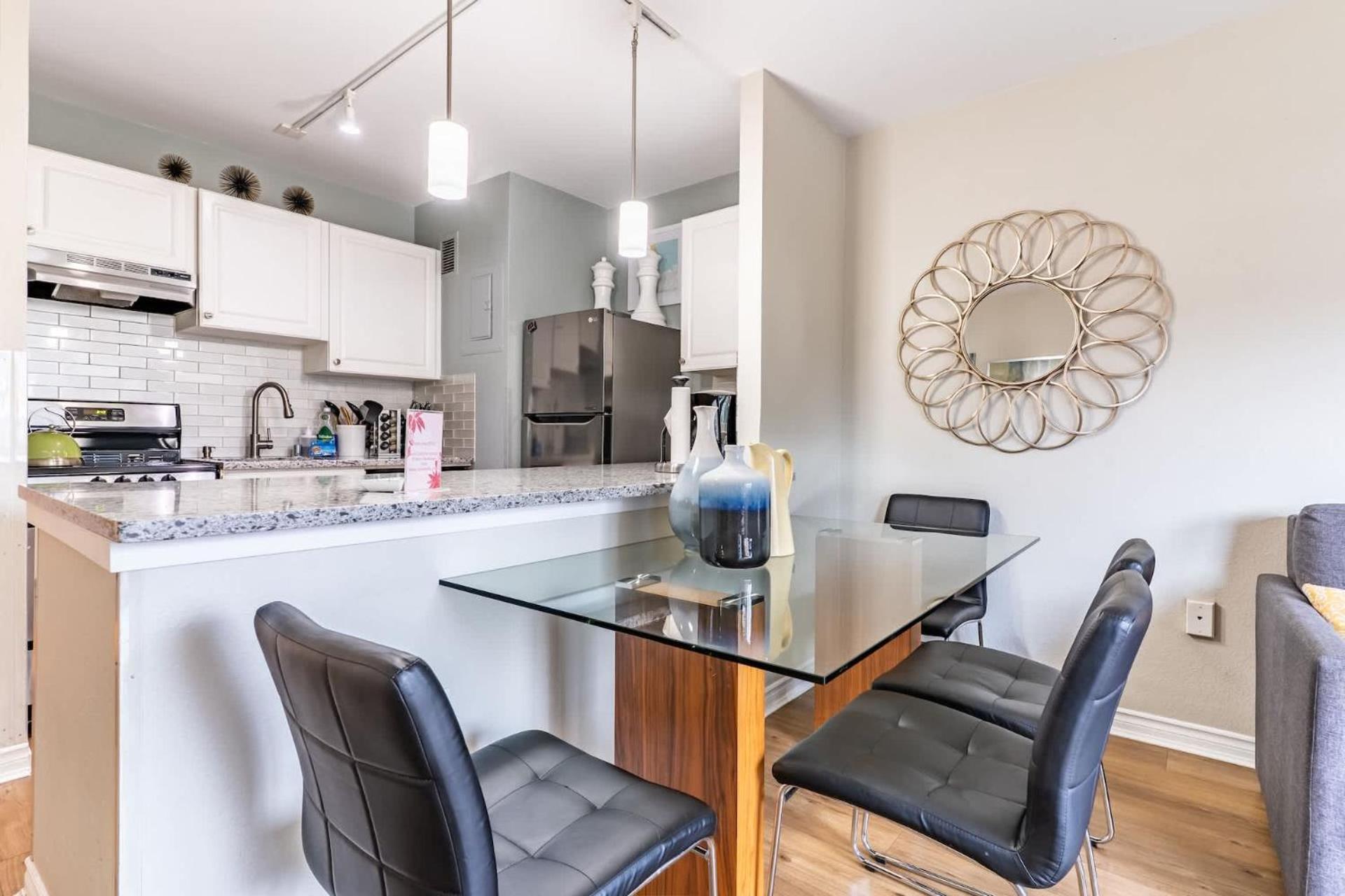 Eclectic Downtown & Cap Hill King bed & Kitchen