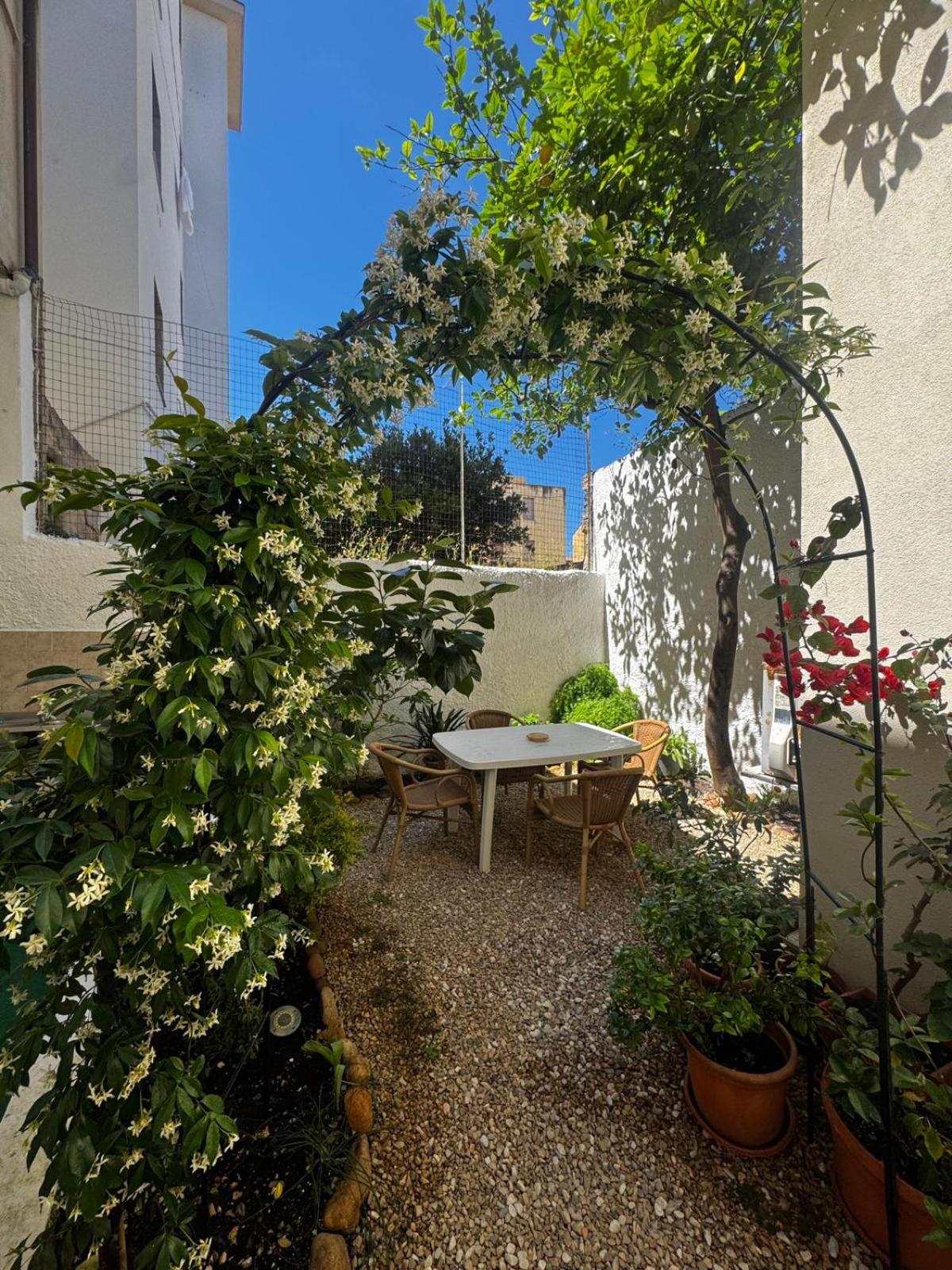 Flowered House with garden