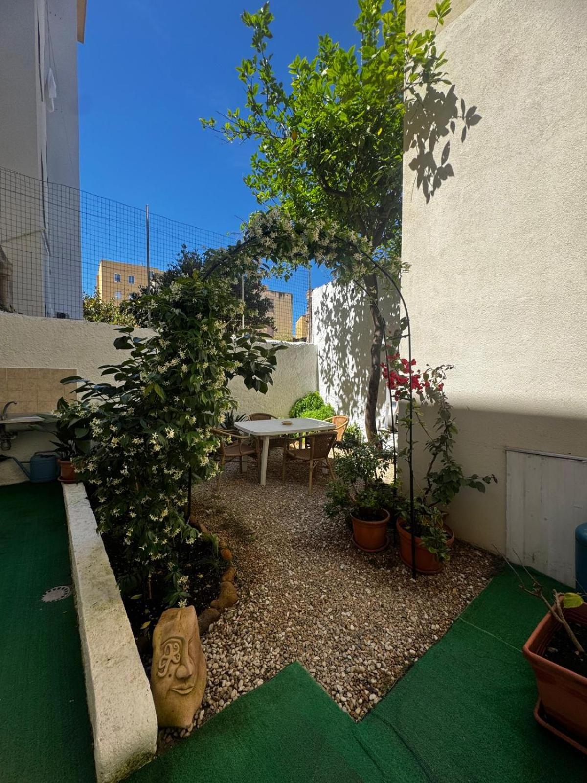 Flowered House with garden