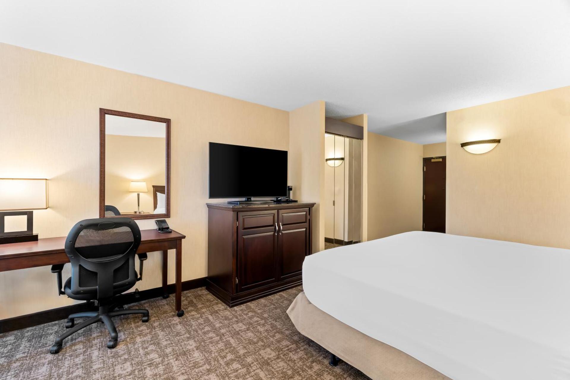 King Room with Roll-In Shower - Disability Access/Non Smoking