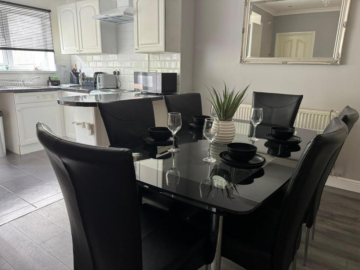 Modern 3-Bed Home with Parking & Garden Wolverhampton