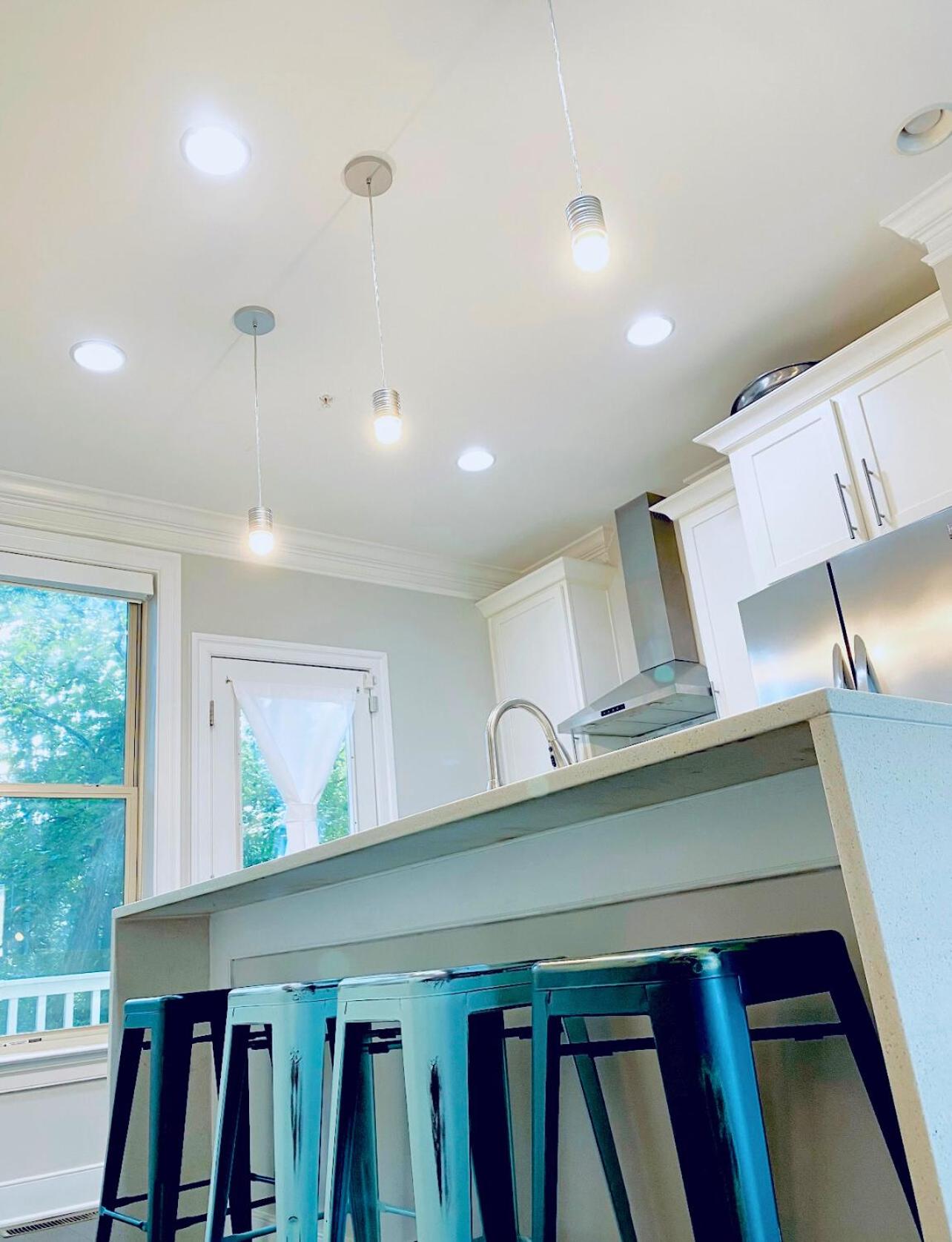 Gorgeous Modern 4-Level 4BDR Home in Central Location Parking Included Free Cancellation