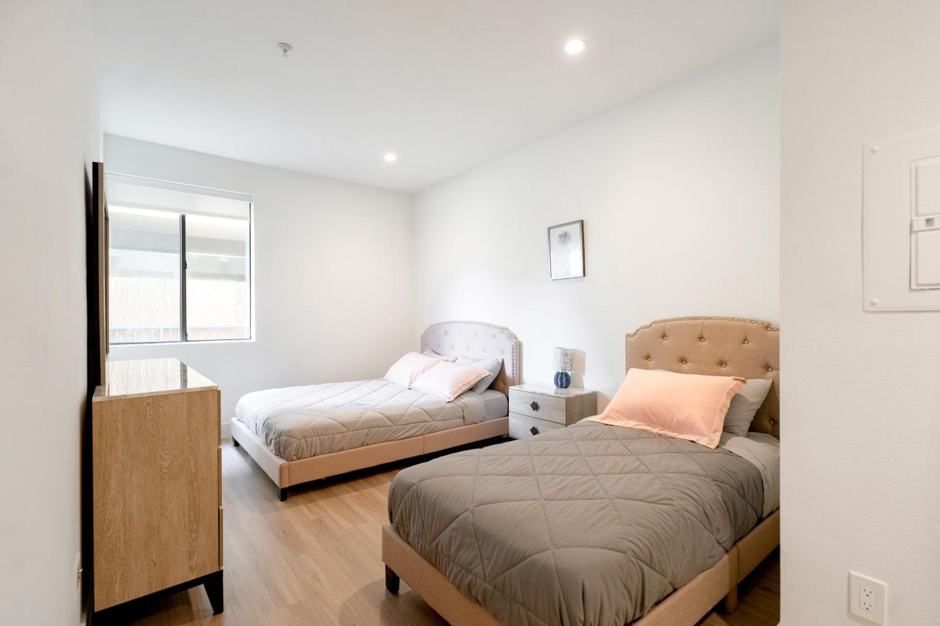 Pacific Pearl 2 bed Apt with FREE PARKING in Santa Monica