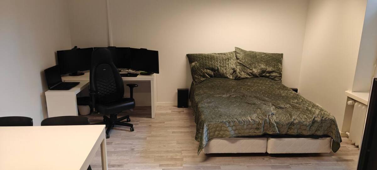 Super Central Work & Game Hub