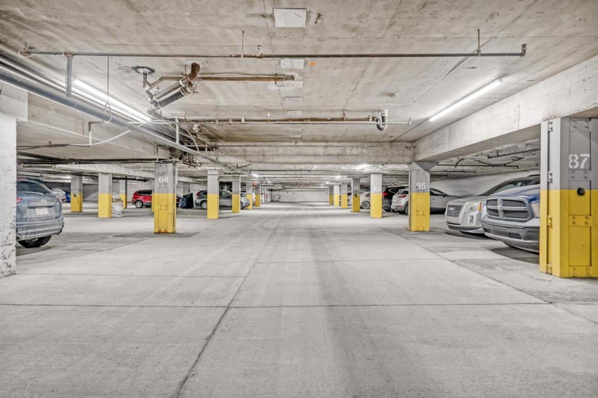 Roomy Top Floor at Stampede w Free Parking and AC