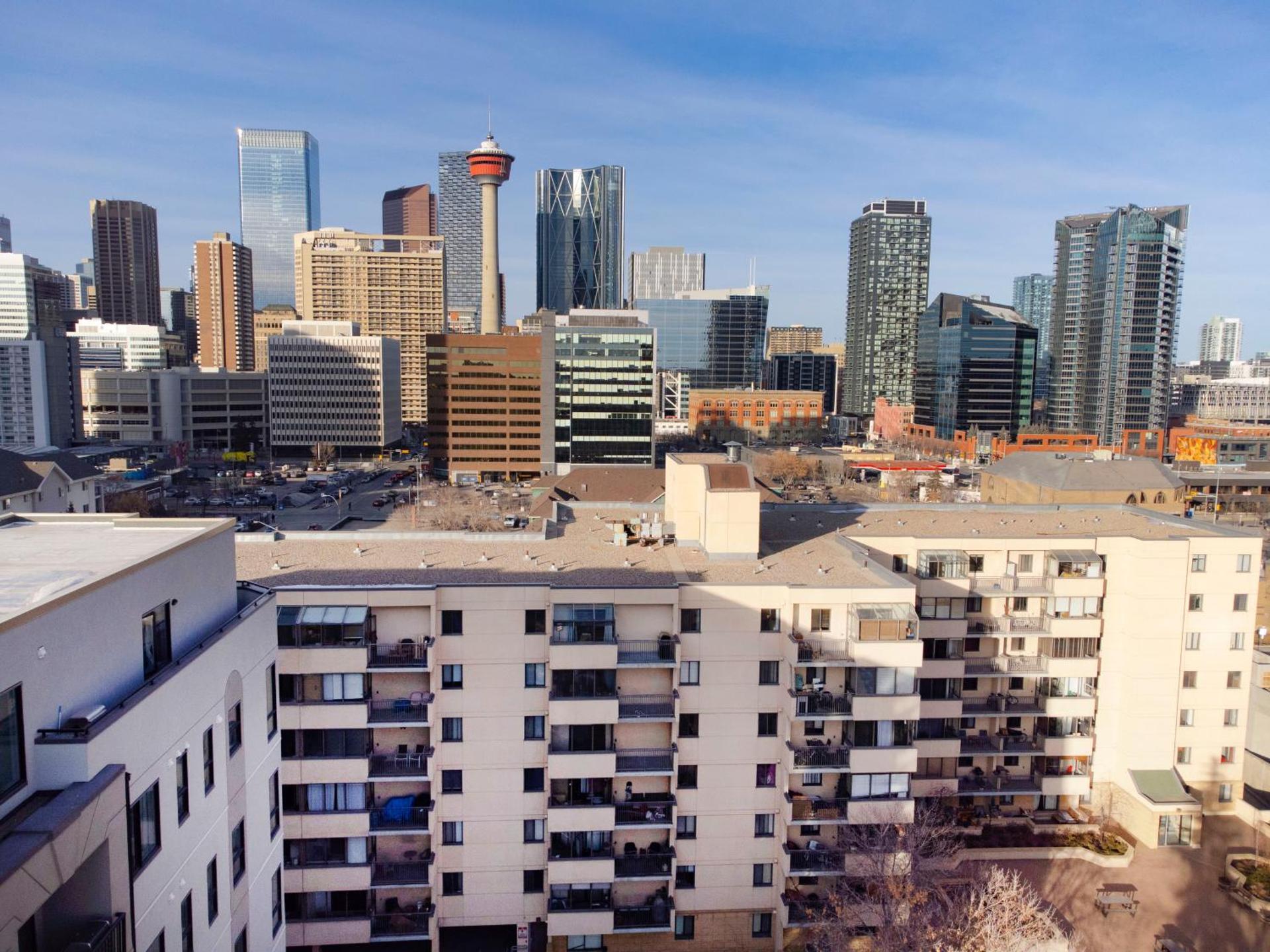 Roomy Top Floor at Stampede w Free Parking and AC