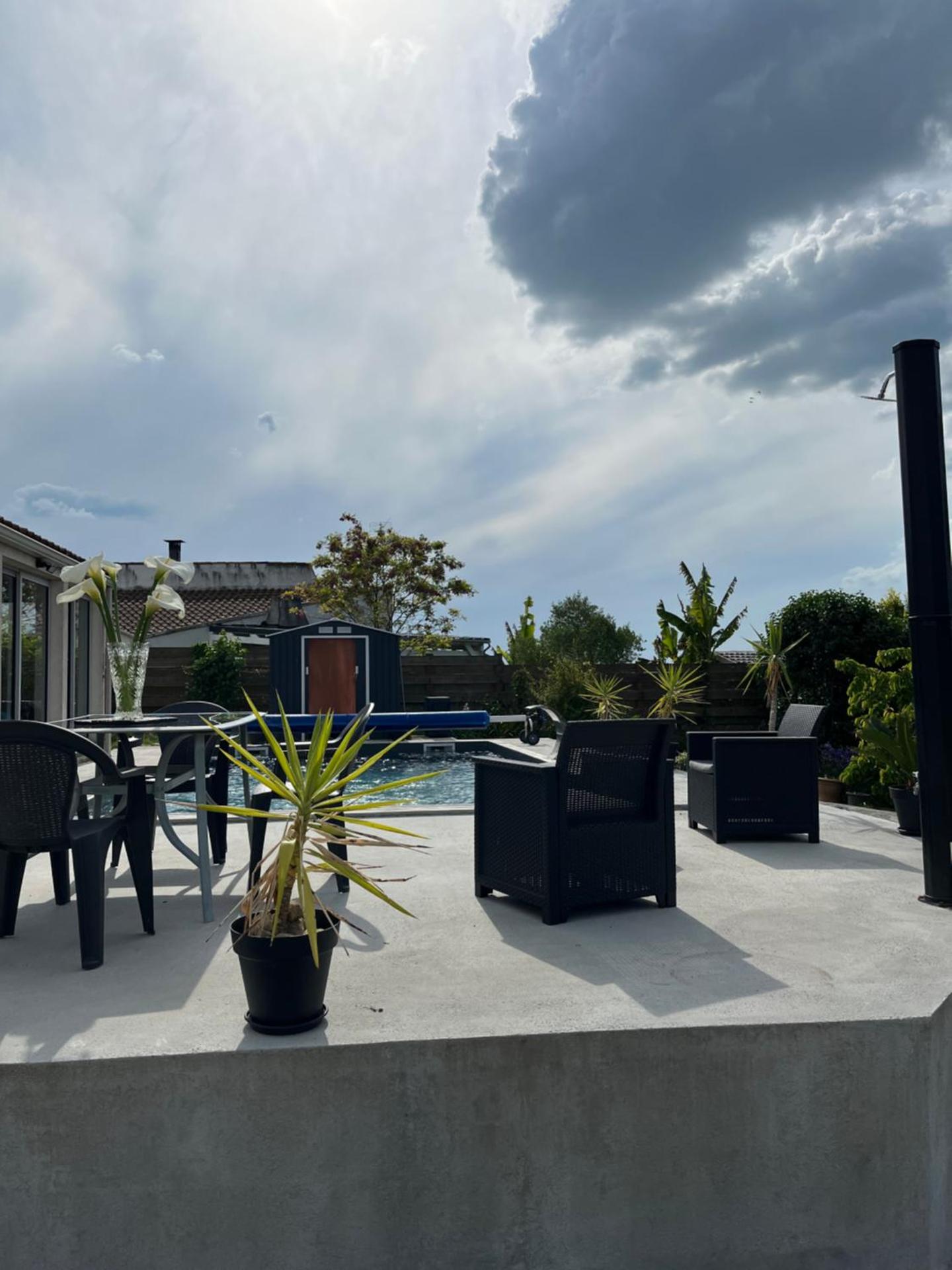 Chambre avec vue sur le marais et la piscine