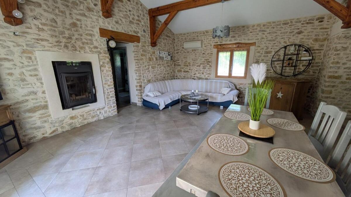 Mas en Pierre "entre Gard et Ardèche" avec jardin