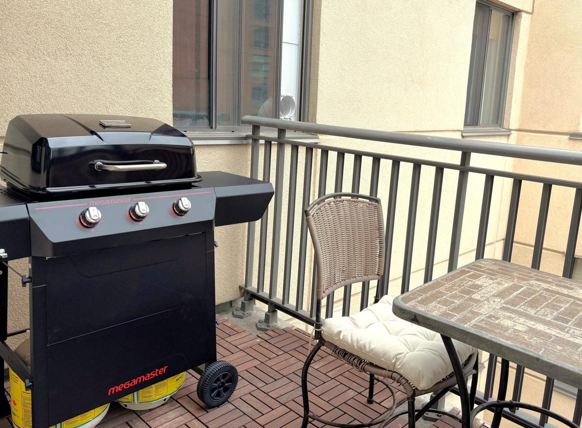 Roomy Top Floor at Stampede w Free Parking and AC