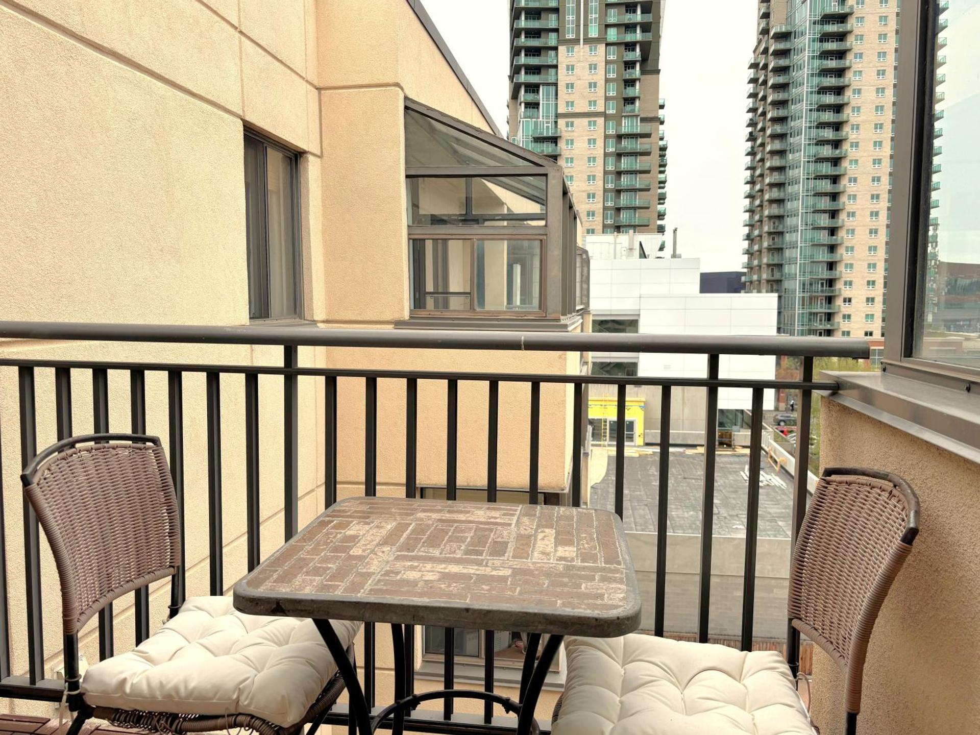 Roomy Top Floor at Stampede w Free Parking and AC