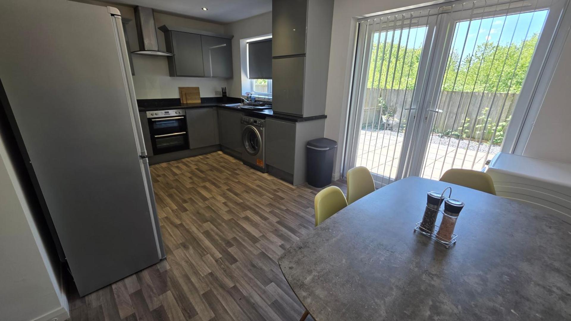 4 Bedroom Home Tameside Greater Manchester Sleeps 8