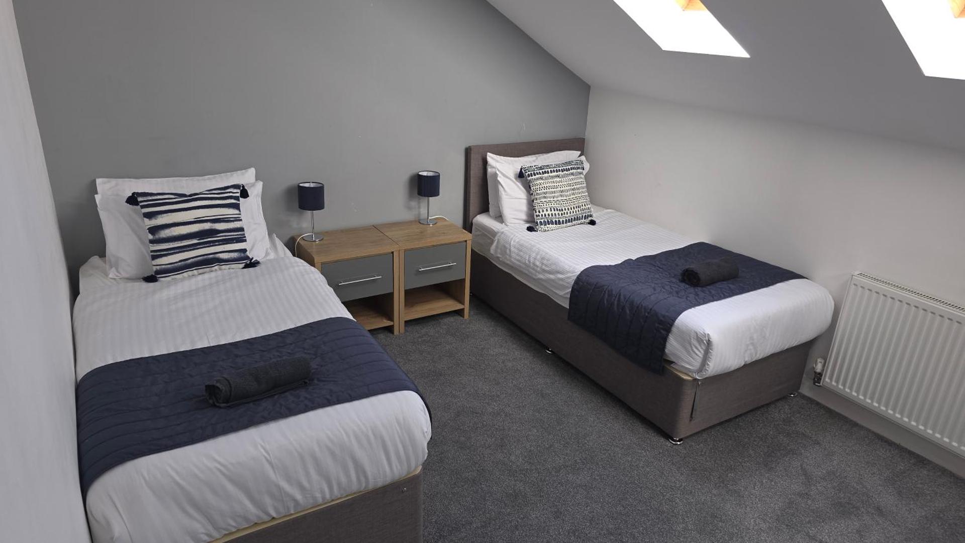 4 Bedroom Home Tameside Greater Manchester Sleeps 8