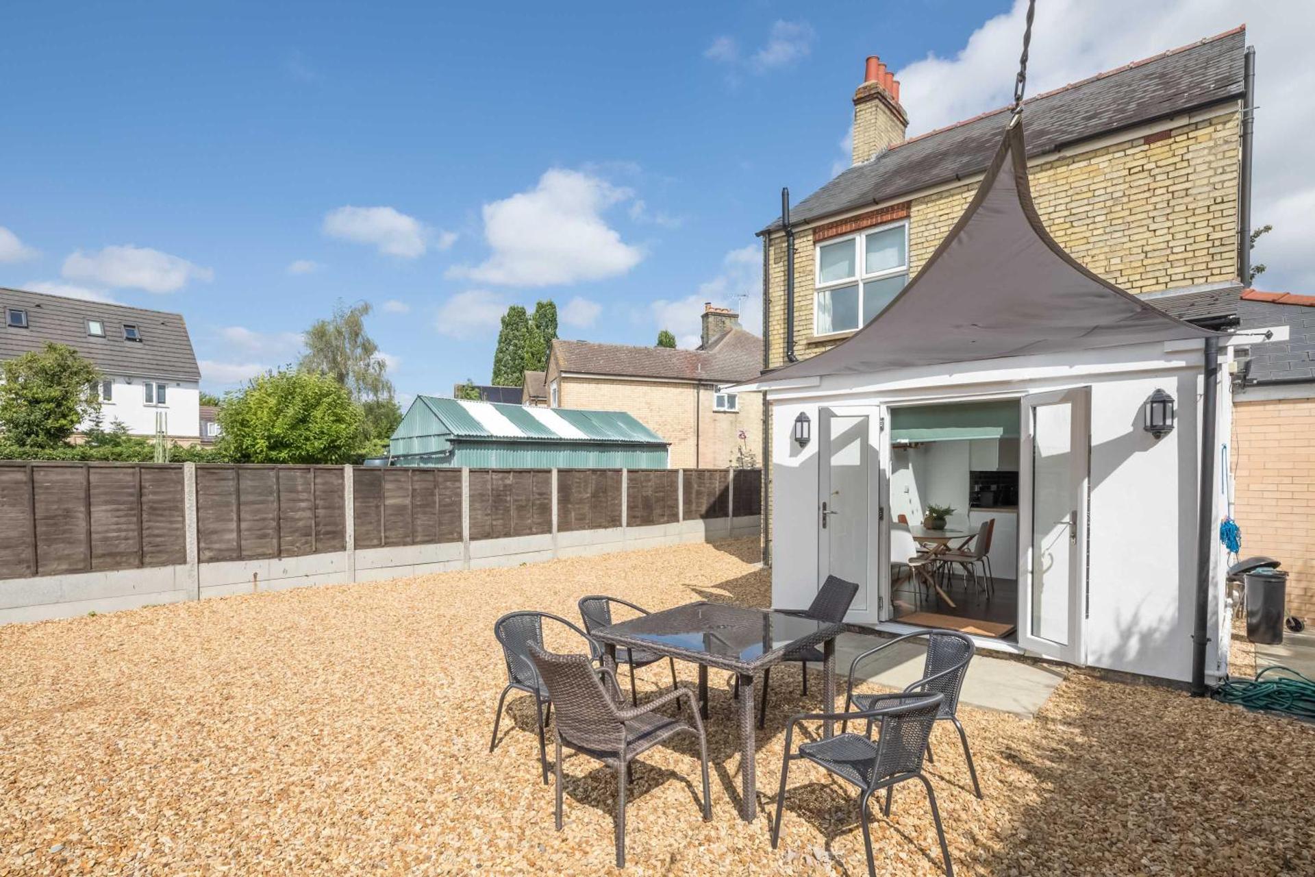 Modern 4-Bedroom Detached Home in Central Cambridge with Parking