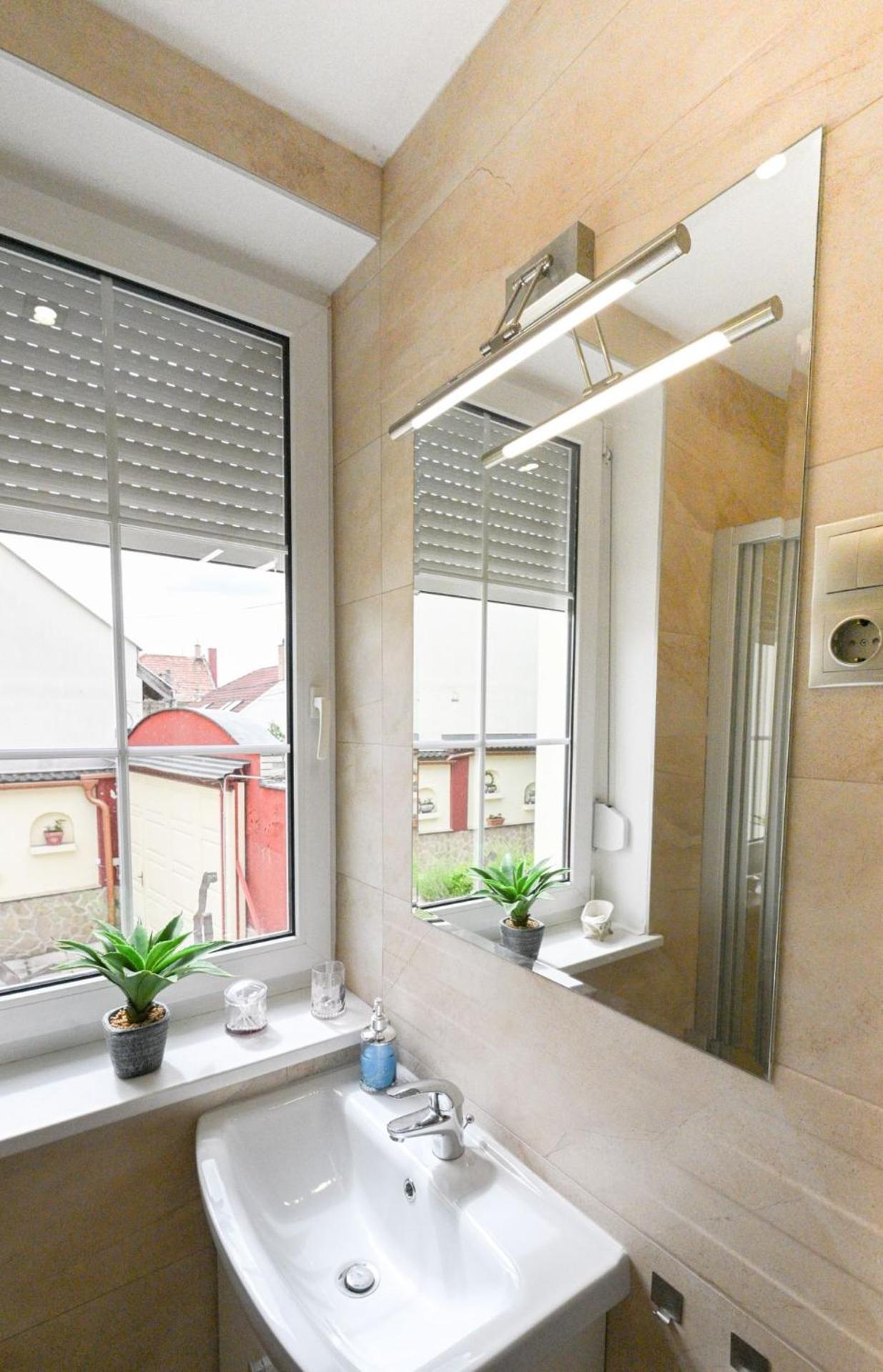 Camera Queen Superior