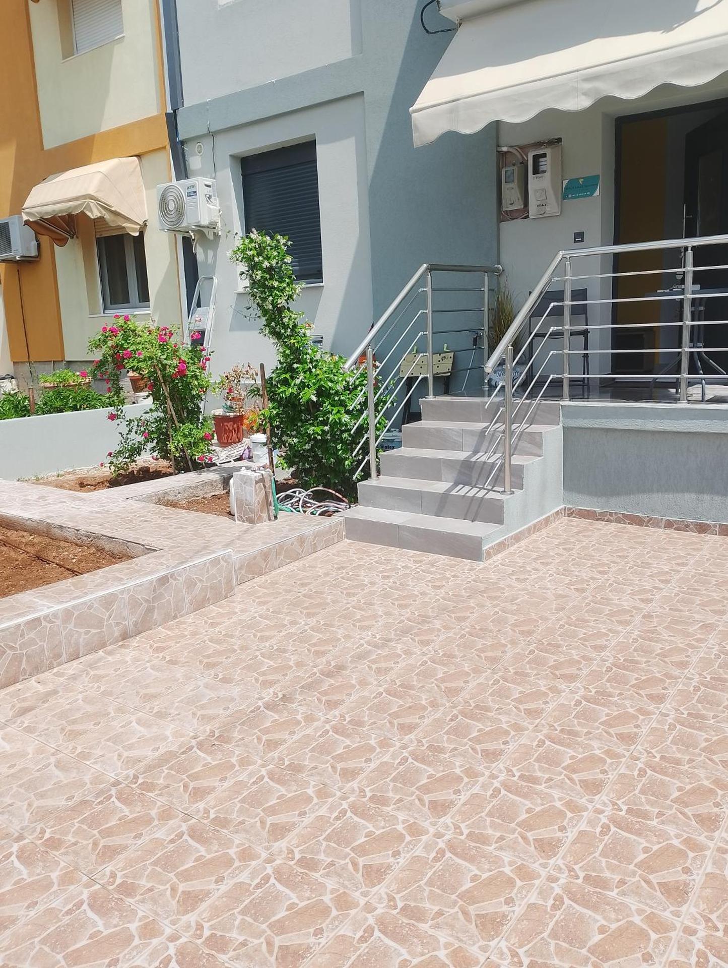 Black Eagle Apartment