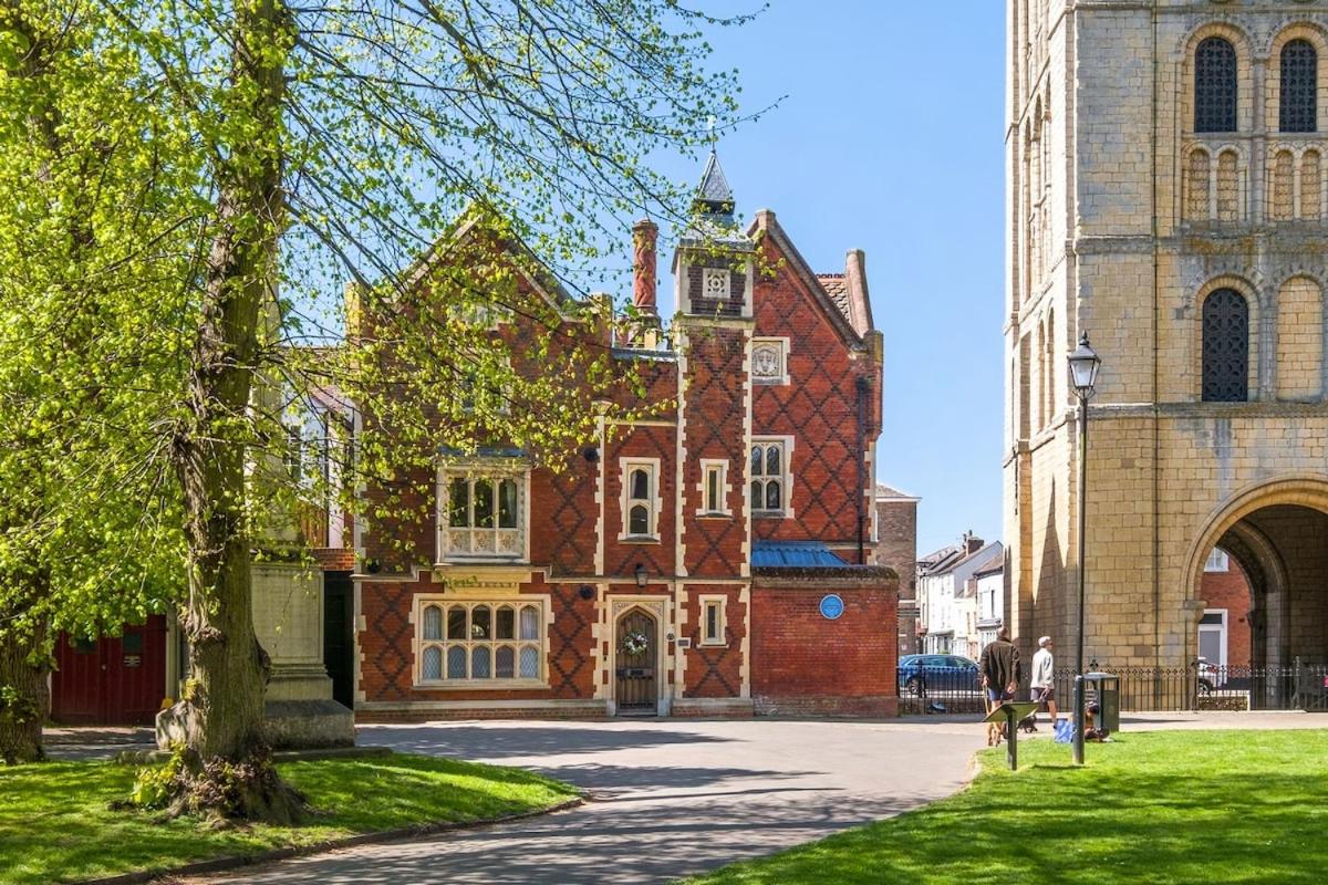 Tower Cottage - Medieval Grid Townhouse