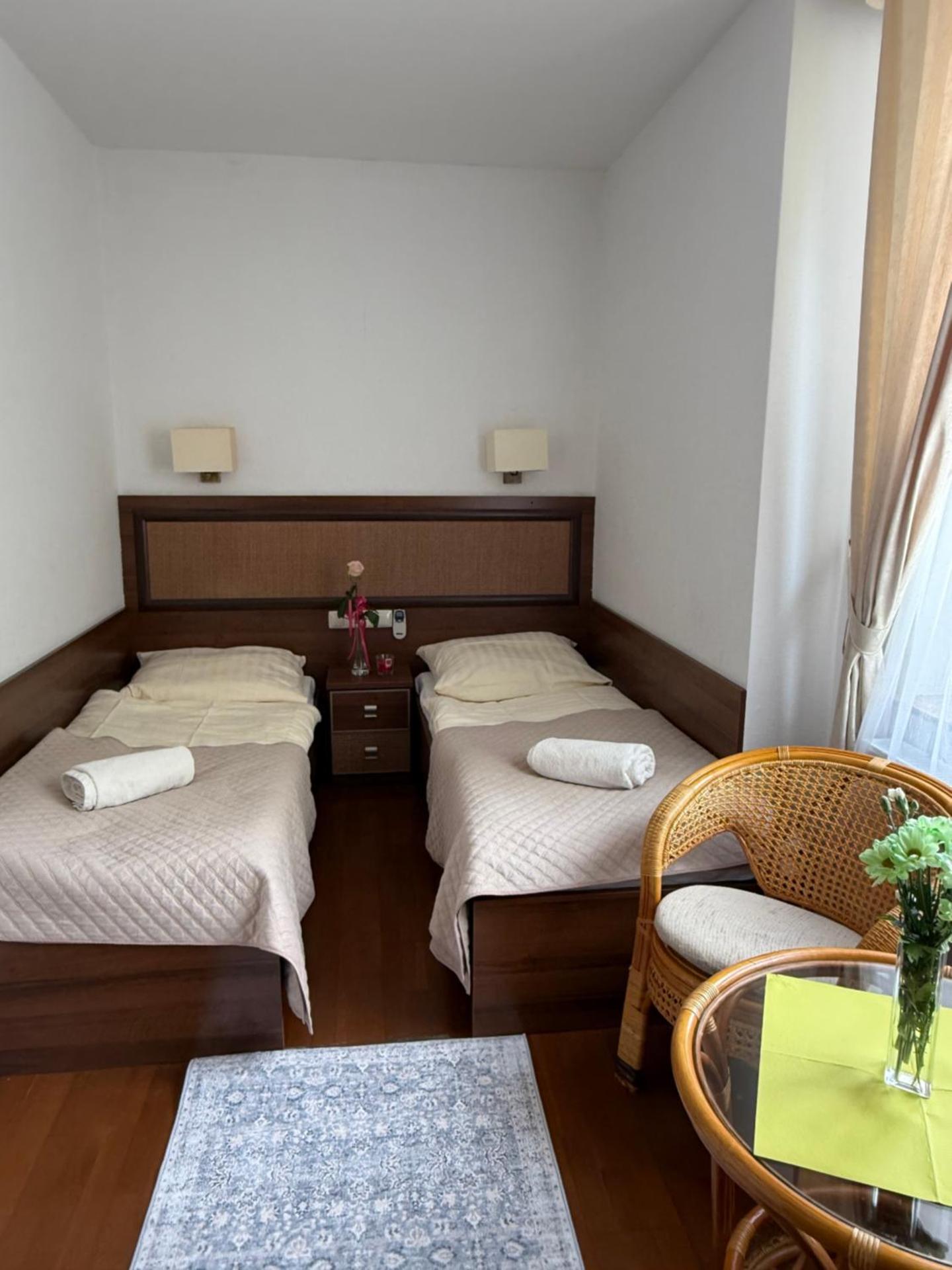 RESTAURACJA KAWIARNIA POKOJE do WYNAJĘCIA