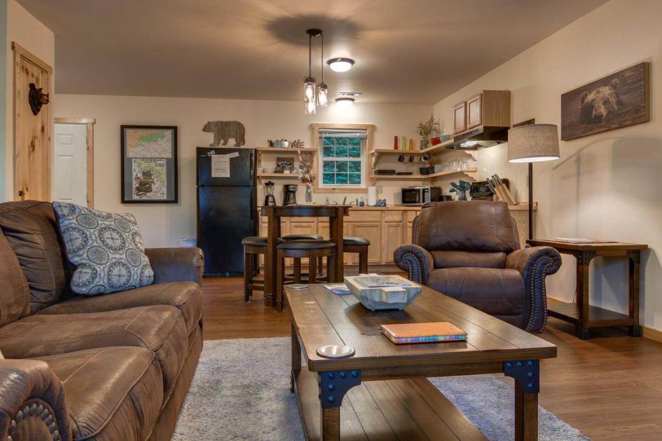 Cozy Smoky Mtn Cabin Pointing to Fun and Relaxation